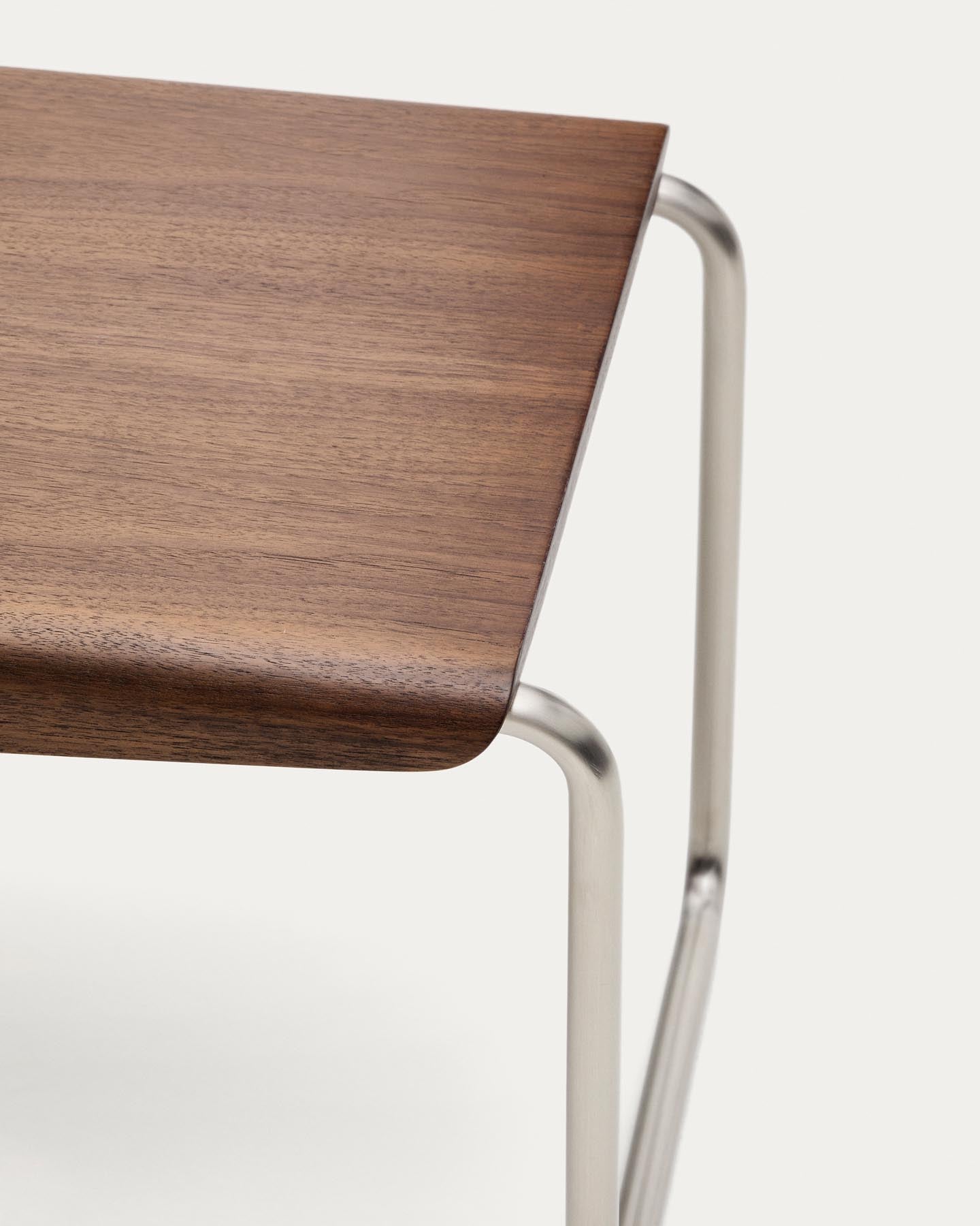 Bank Tarsel aus Nussbaumfurnier mit Gestell aus gebürstetem Edelstahl 142 cm in Dunkelbraun präsentiert im Onlineshop von KAQTU Design AG. Sitzbank ist von Kave Home