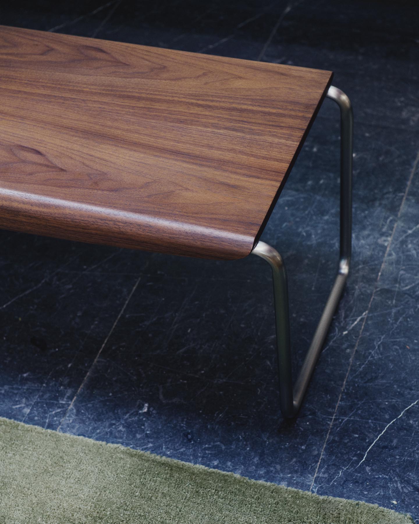 Bank Tarsel aus Nussbaumfurnier mit Gestell aus gebürstetem Edelstahl 142 cm in Dunkelbraun präsentiert im Onlineshop von KAQTU Design AG. Sitzbank ist von Kave Home