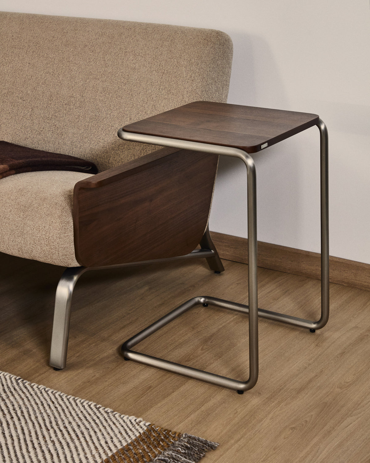 Beistelltisch Tarsel aus Nussbaumfurnier mit Gestell aus gebürstetem Edelstahl 42 x 47 cm in Dunkelbraun präsentiert im Onlineshop von KAQTU Design AG. Beistelltisch ist von Kave Home
