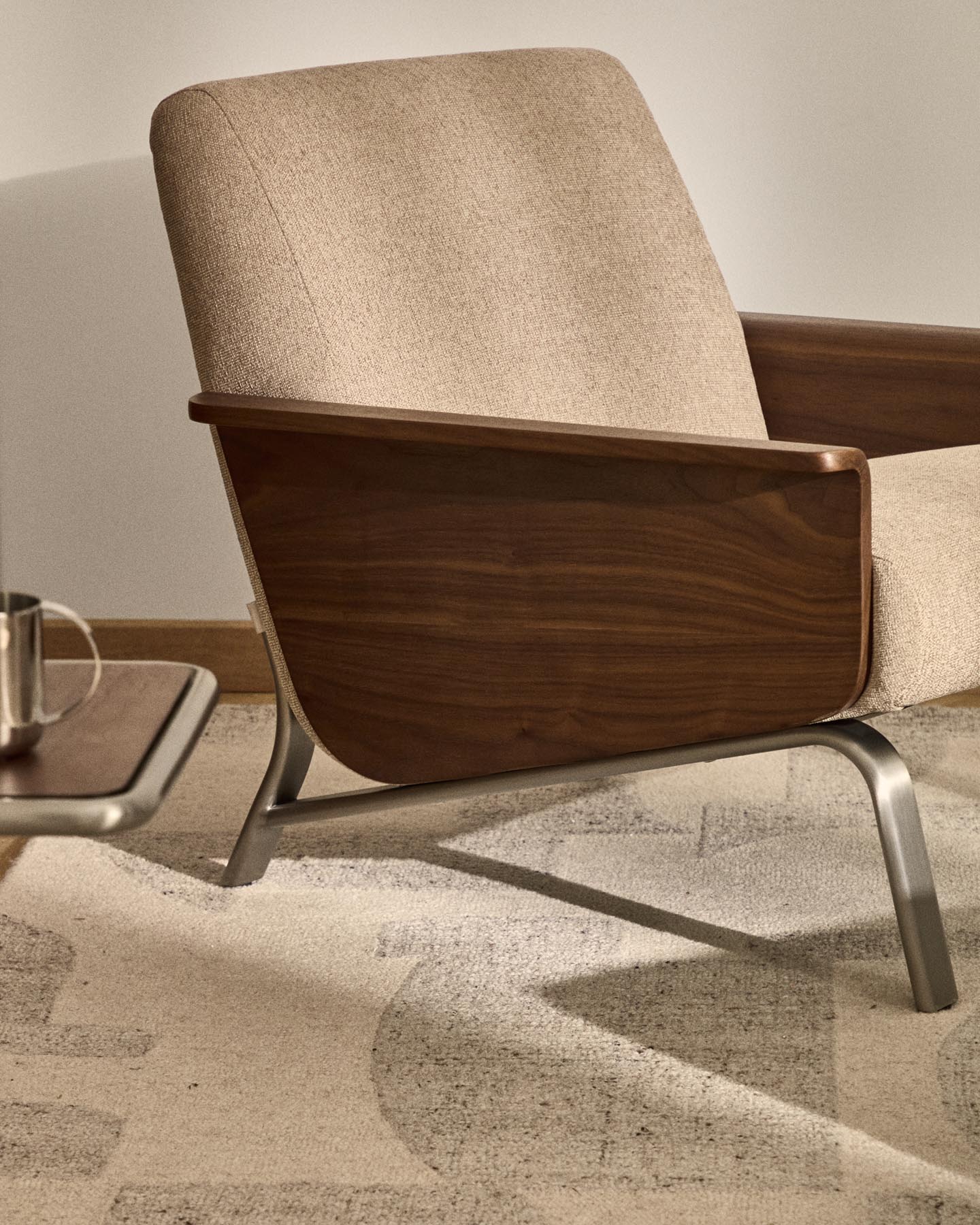 Sessel Amsen in Hellbraun aus Nussbaumsperrholz und Beinen aus em gebürsteten Edelstahl in Hellbraun präsentiert im Onlineshop von KAQTU Design AG. Sessel ist von Kave Home