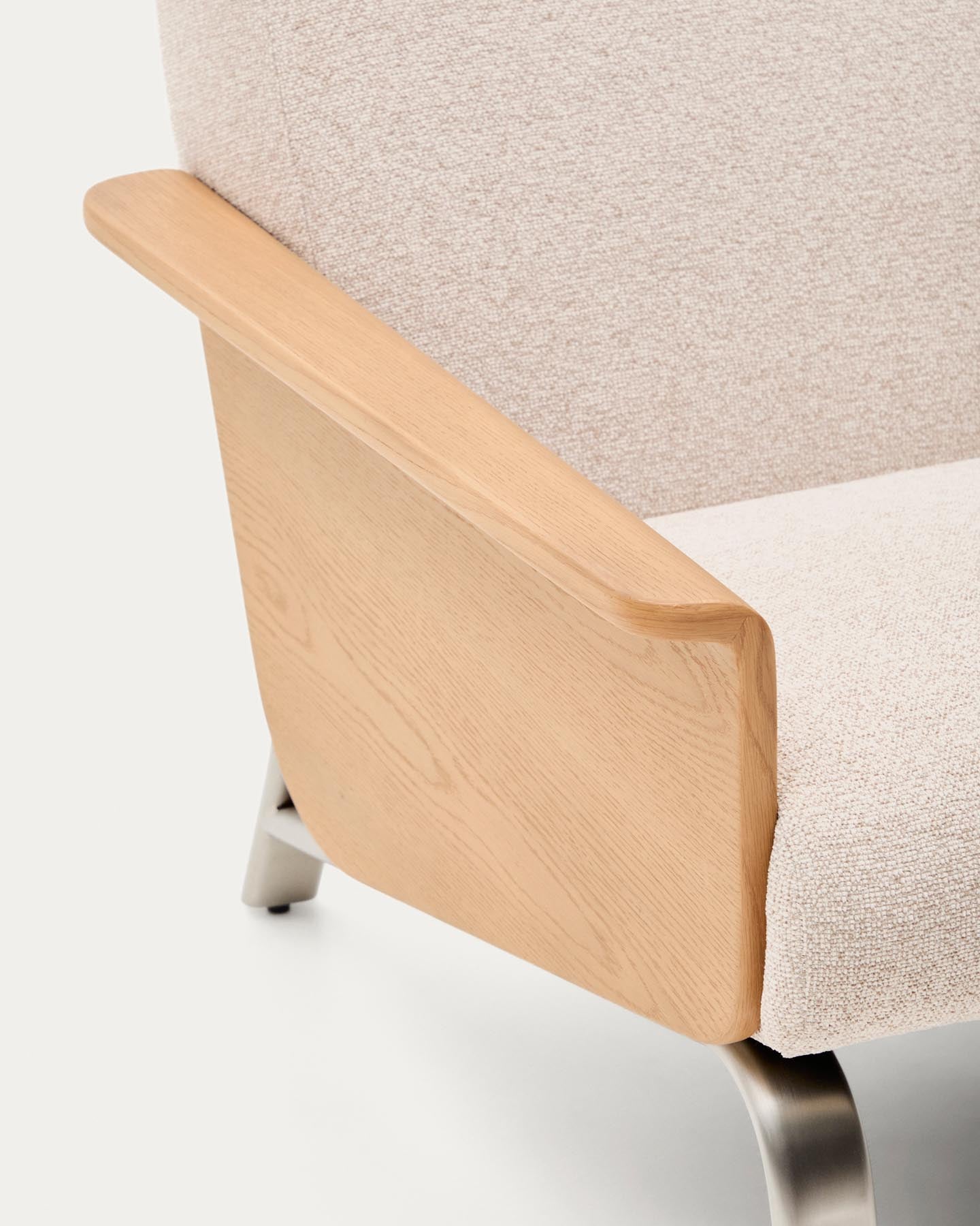 Sessel Amsen in Beige aus Eichensperrholz mit Beinen aus em gebürsteten Edelstahl in Beige präsentiert im Onlineshop von KAQTU Design AG. Sessel ist von Kave Home