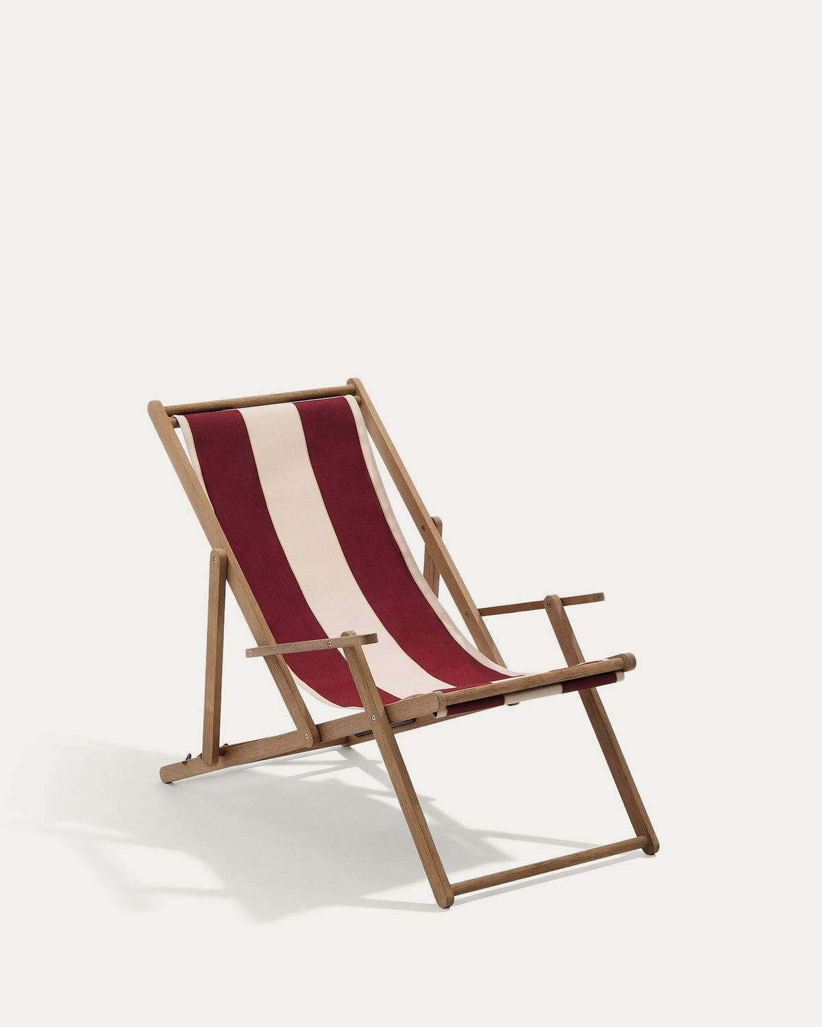 Weinrot-beige gestreifter klappbarer Outdoor-Liegestuhl Vilara aus massivem Akazienholz, FSC 100% in Weiss, Braun präsentiert im Onlineshop von KAQTU Design AG. Liegestuhl ist von Kave Home