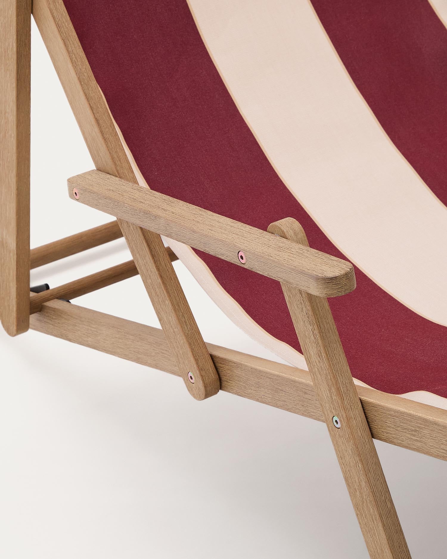 Weinrot-beige gestreifter klappbarer Outdoor-Liegestuhl Vilara aus massivem Akazienholz, FSC 100% in  präsentiert im Onlineshop von KAQTU Design AG. Liegestuhl ist von Kave Home