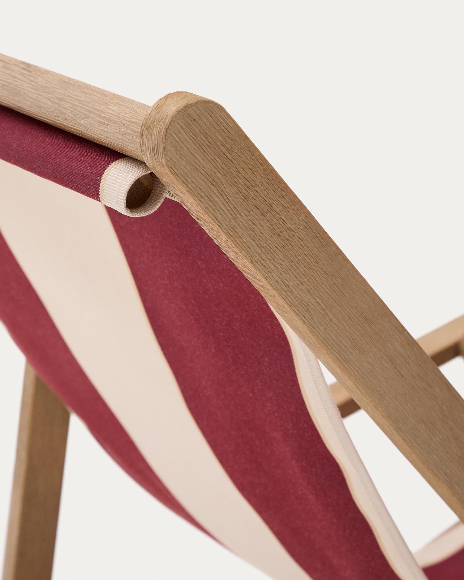 Weinrot-beige gestreifter klappbarer Outdoor-Liegestuhl Vilara aus massivem Akazienholz, FSC 100% in  präsentiert im Onlineshop von KAQTU Design AG. Liegestuhl ist von Kave Home