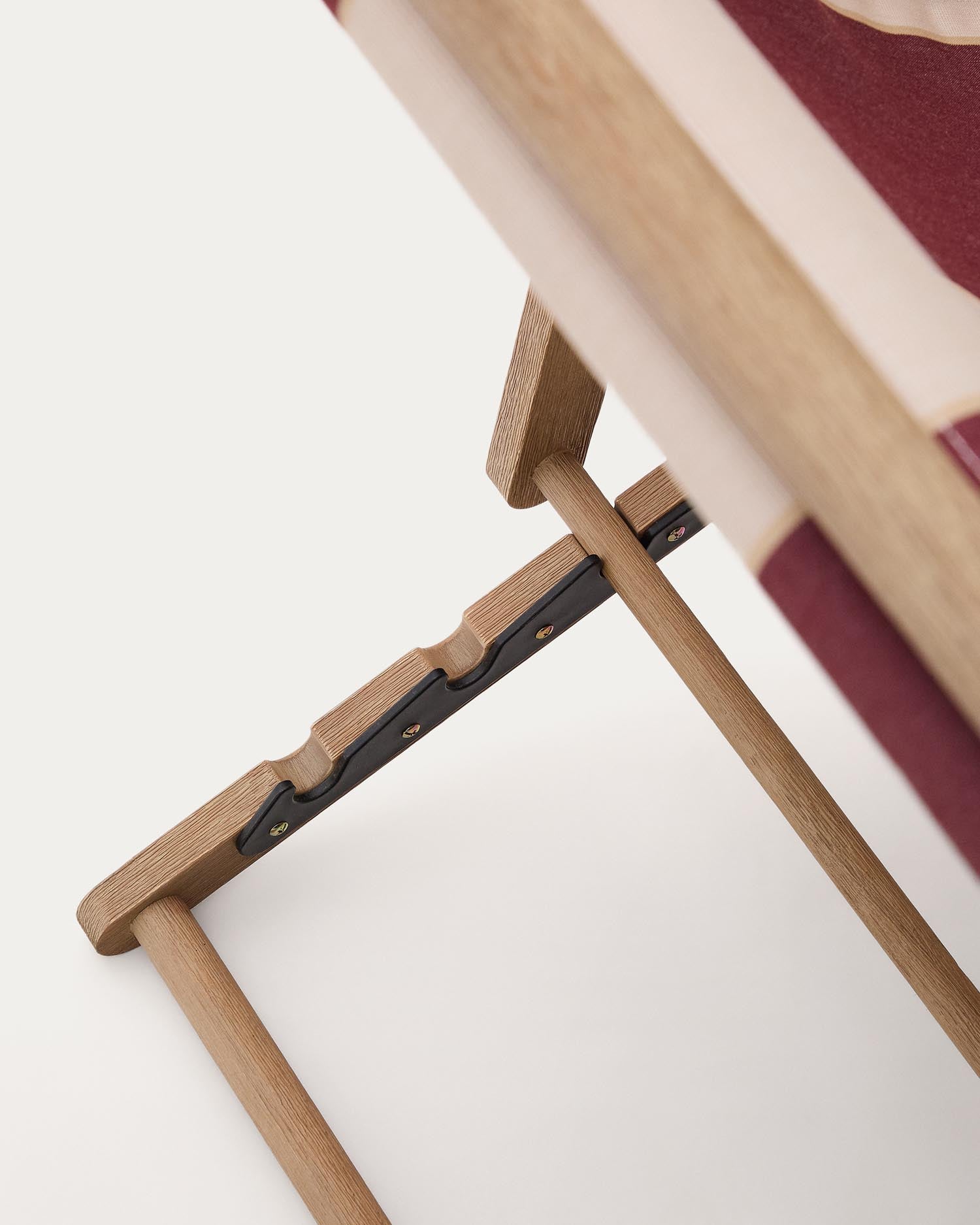Weinrot-beige gestreifter klappbarer Outdoor-Liegestuhl Vilara aus massivem Akazienholz, FSC 100% in  präsentiert im Onlineshop von KAQTU Design AG. Liegestuhl ist von Kave Home