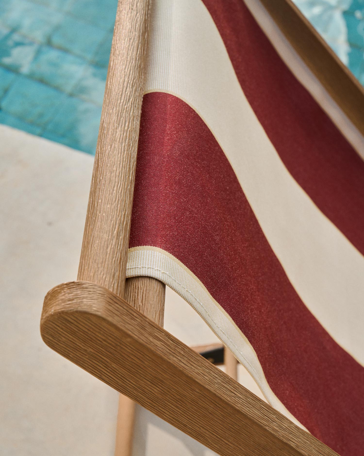 Weinrot-beige gestreifter klappbarer Outdoor-Liegestuhl Vilara aus massivem Akazienholz, FSC 100% in  präsentiert im Onlineshop von KAQTU Design AG. Liegestuhl ist von Kave Home