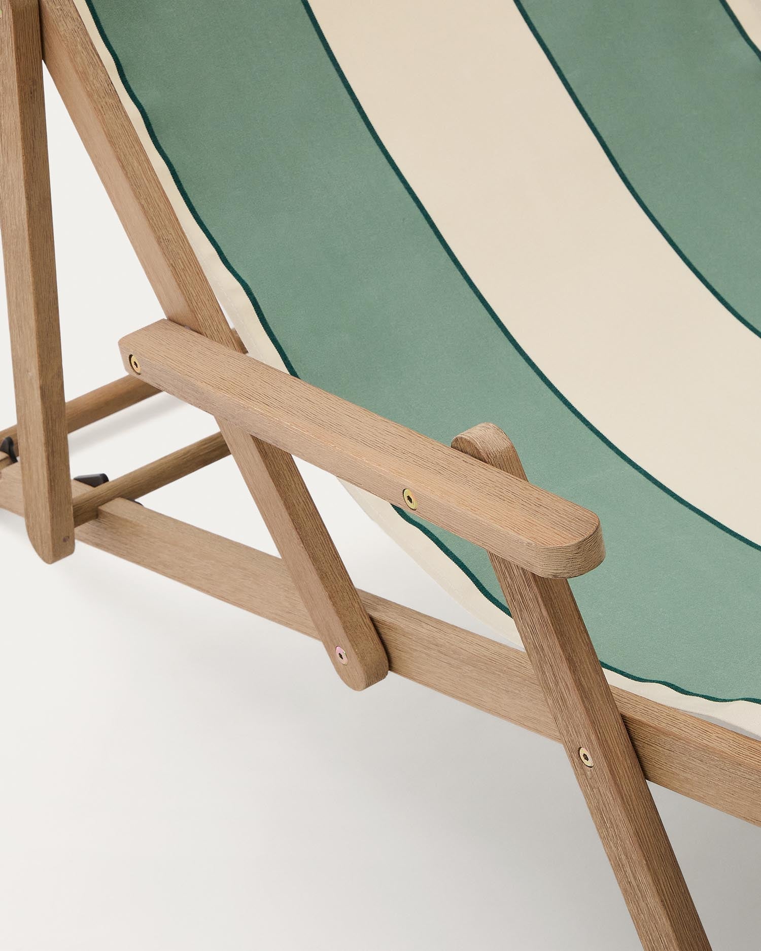 Grün-beige gestreifter klappbarer Outdoor-Liegestuhl Vilara aus massivem Akazienholz, FSC 100% in Grün präsentiert im Onlineshop von KAQTU Design AG. Liegestuhl ist von Kave Home
