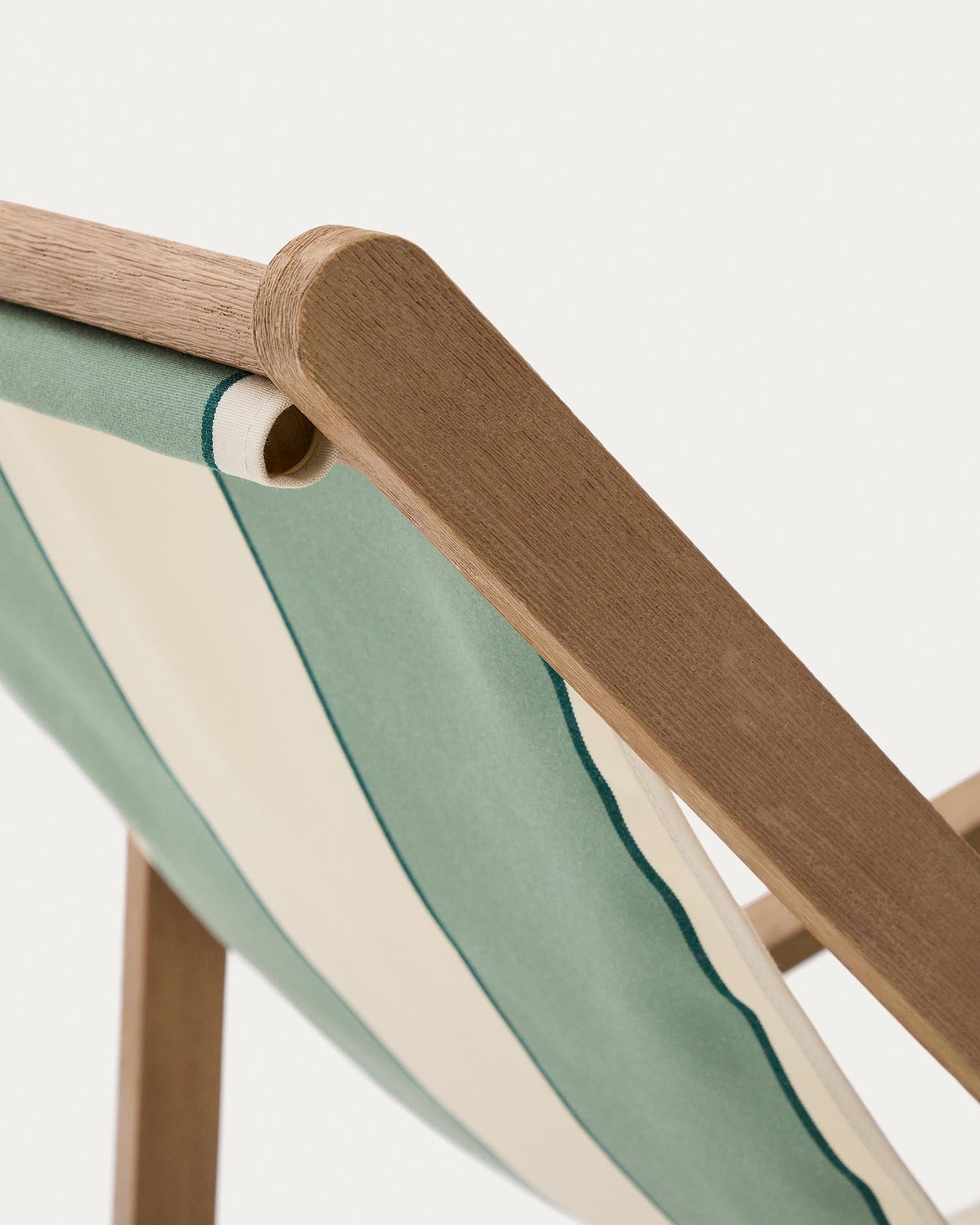 Grün-beige gestreifter klappbarer Outdoor-Liegestuhl Vilara aus massivem Akazienholz, FSC 100% in Grün präsentiert im Onlineshop von KAQTU Design AG. Liegestuhl ist von Kave Home
