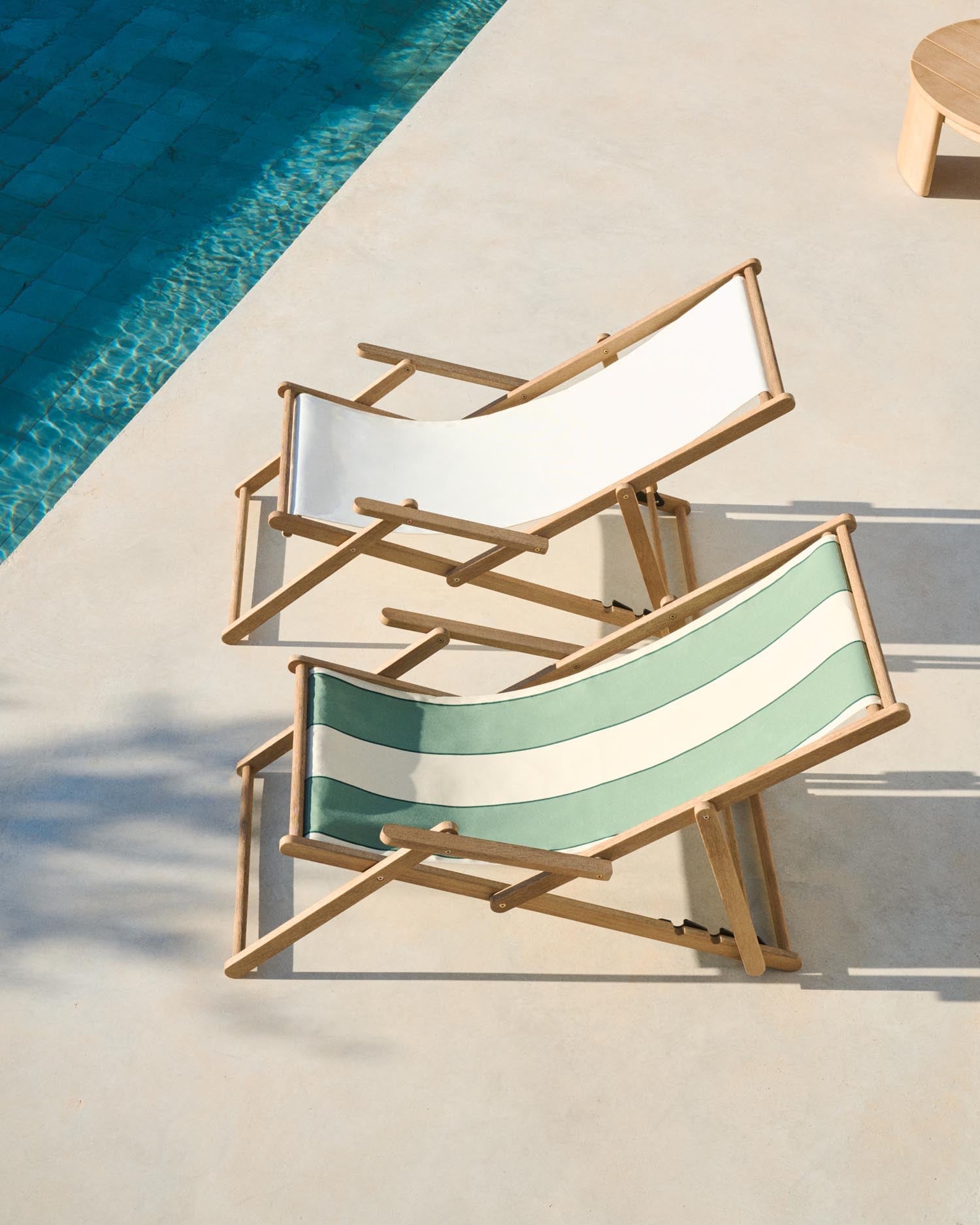 Grün-beige gestreifter klappbarer Outdoor-Liegestuhl Vilara aus massivem Akazienholz, FSC 100% in Grün präsentiert im Onlineshop von KAQTU Design AG. Liegestuhl ist von Kave Home
