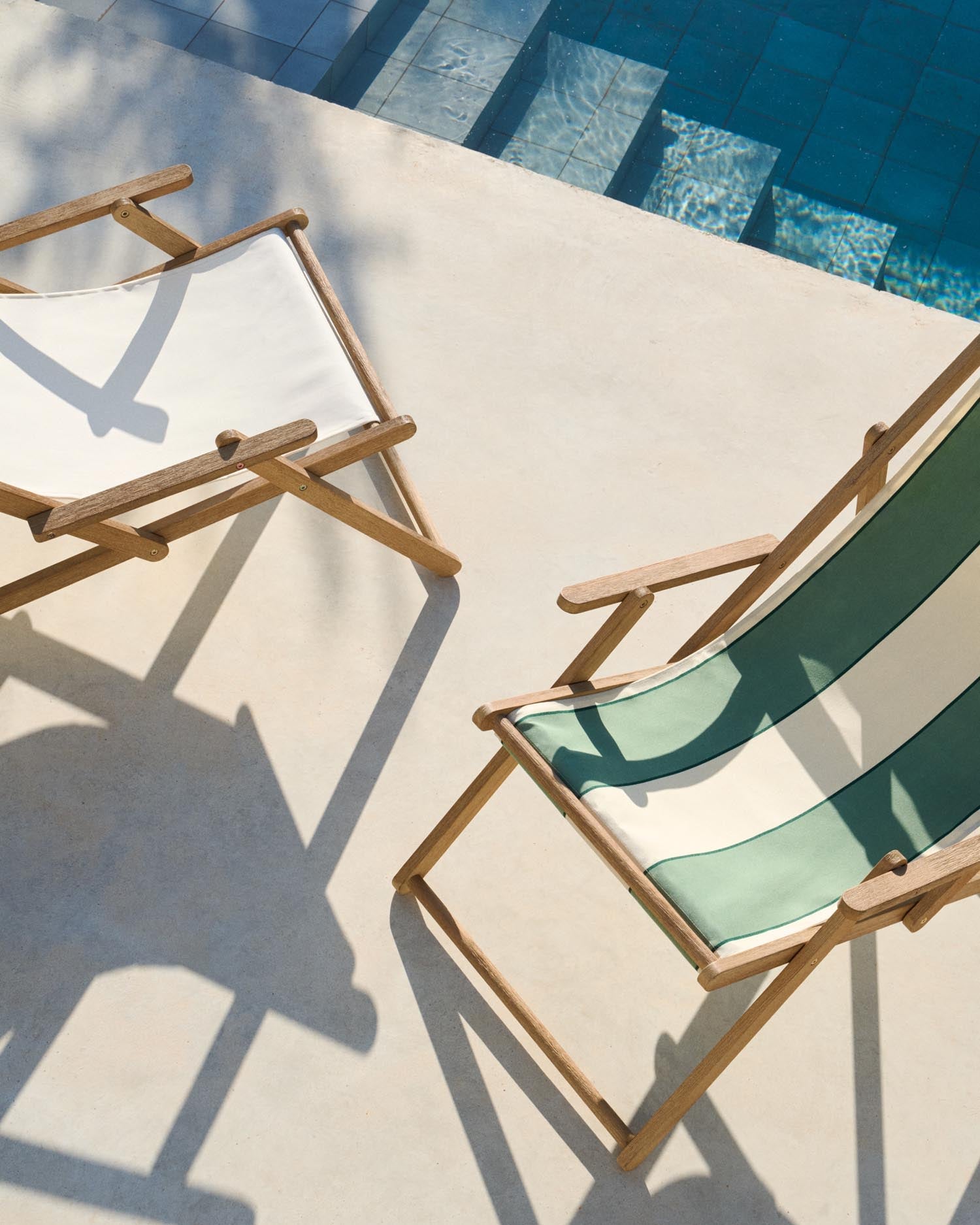 Grün-beige gestreifter klappbarer Outdoor-Liegestuhl Vilara aus massivem Akazienholz, FSC 100% in Grün präsentiert im Onlineshop von KAQTU Design AG. Liegestuhl ist von Kave Home