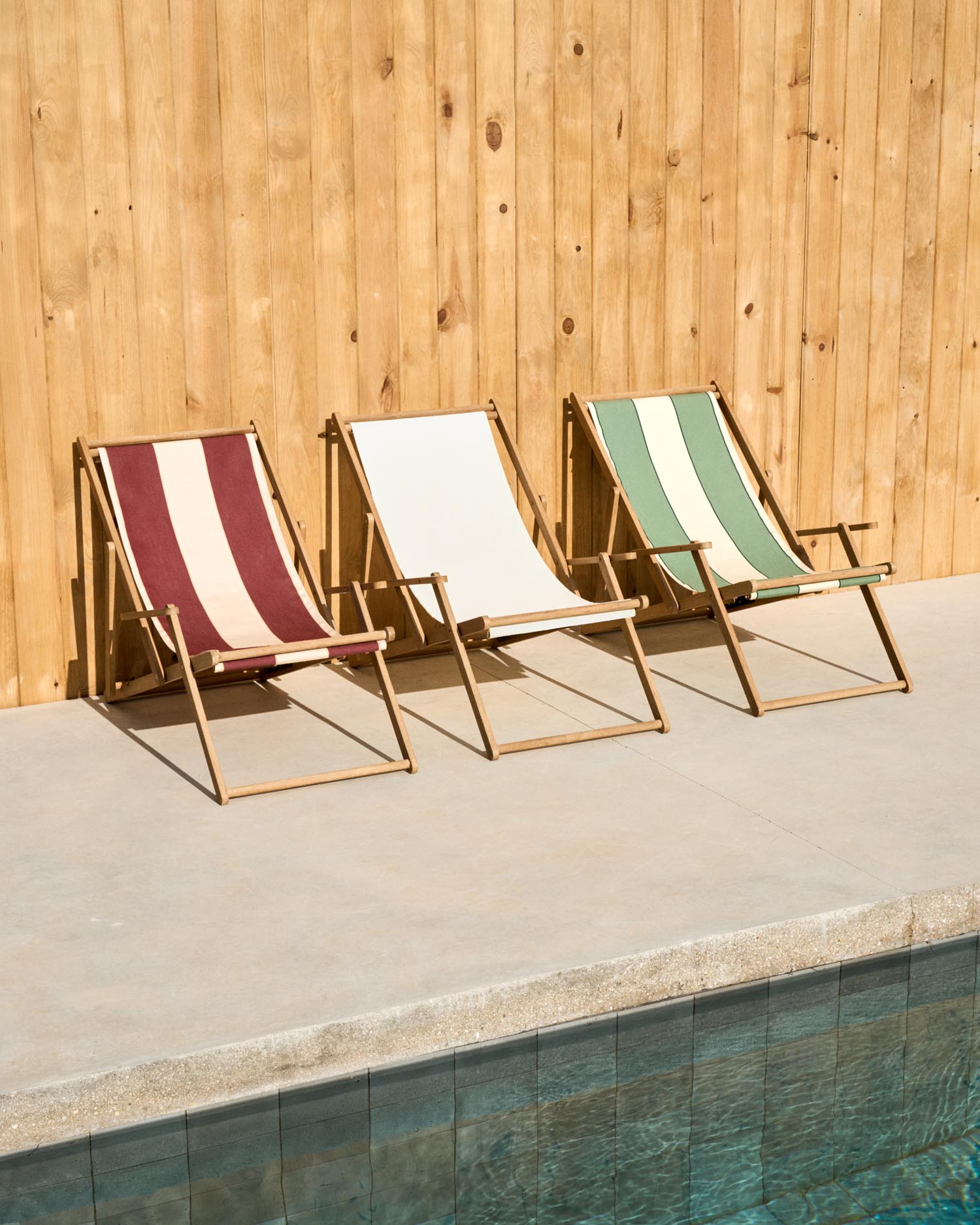 Grün-beige gestreifter klappbarer Outdoor-Liegestuhl Vilara aus massivem Akazienholz, FSC 100% in Grün präsentiert im Onlineshop von KAQTU Design AG. Liegestuhl ist von Kave Home