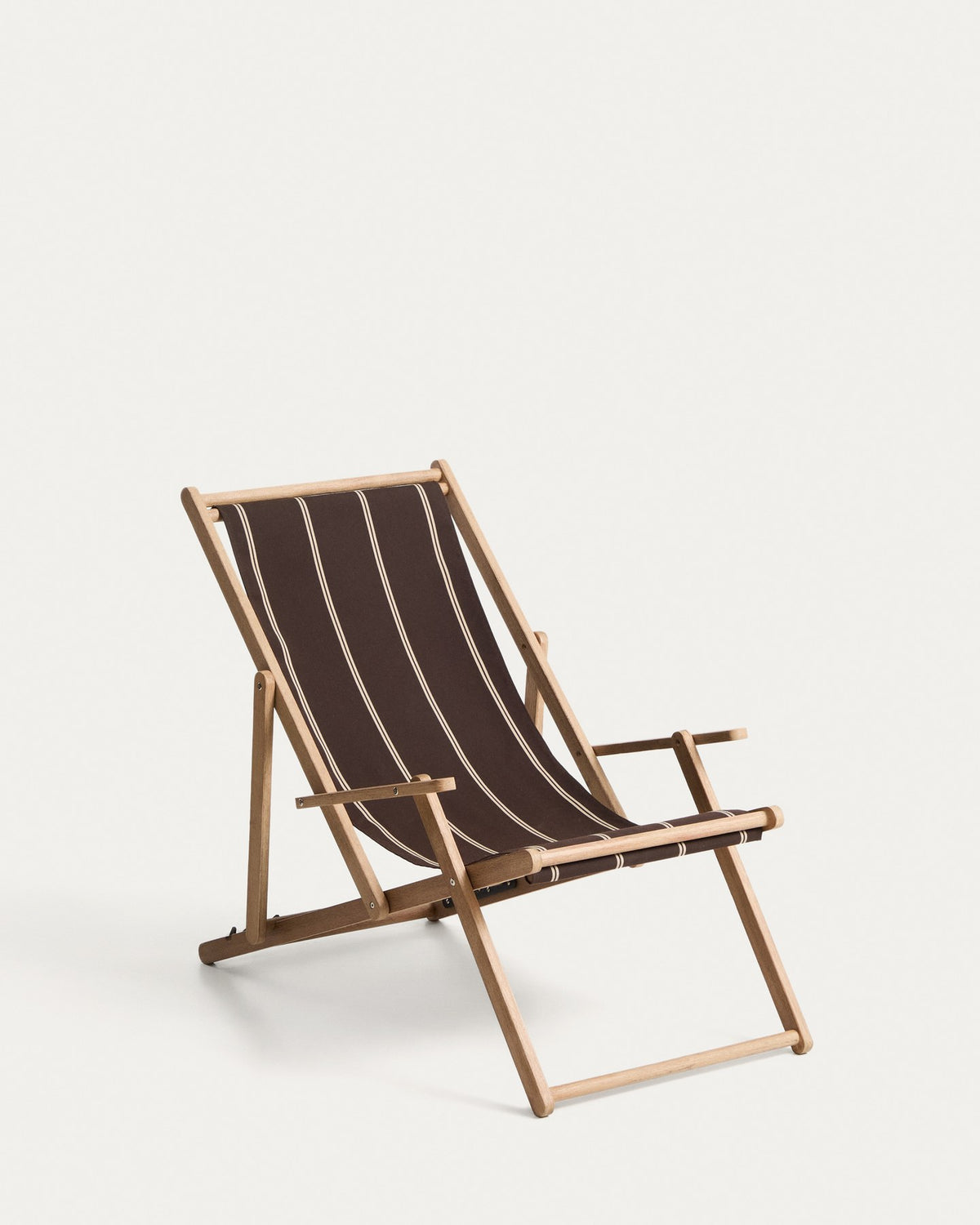 Braun-beige gestreifter Liegestuhl aus massivem Akazienholz mit klappbarem Gestell, Armlehnen und Stoffbespannung im Outdoor-Bereich.