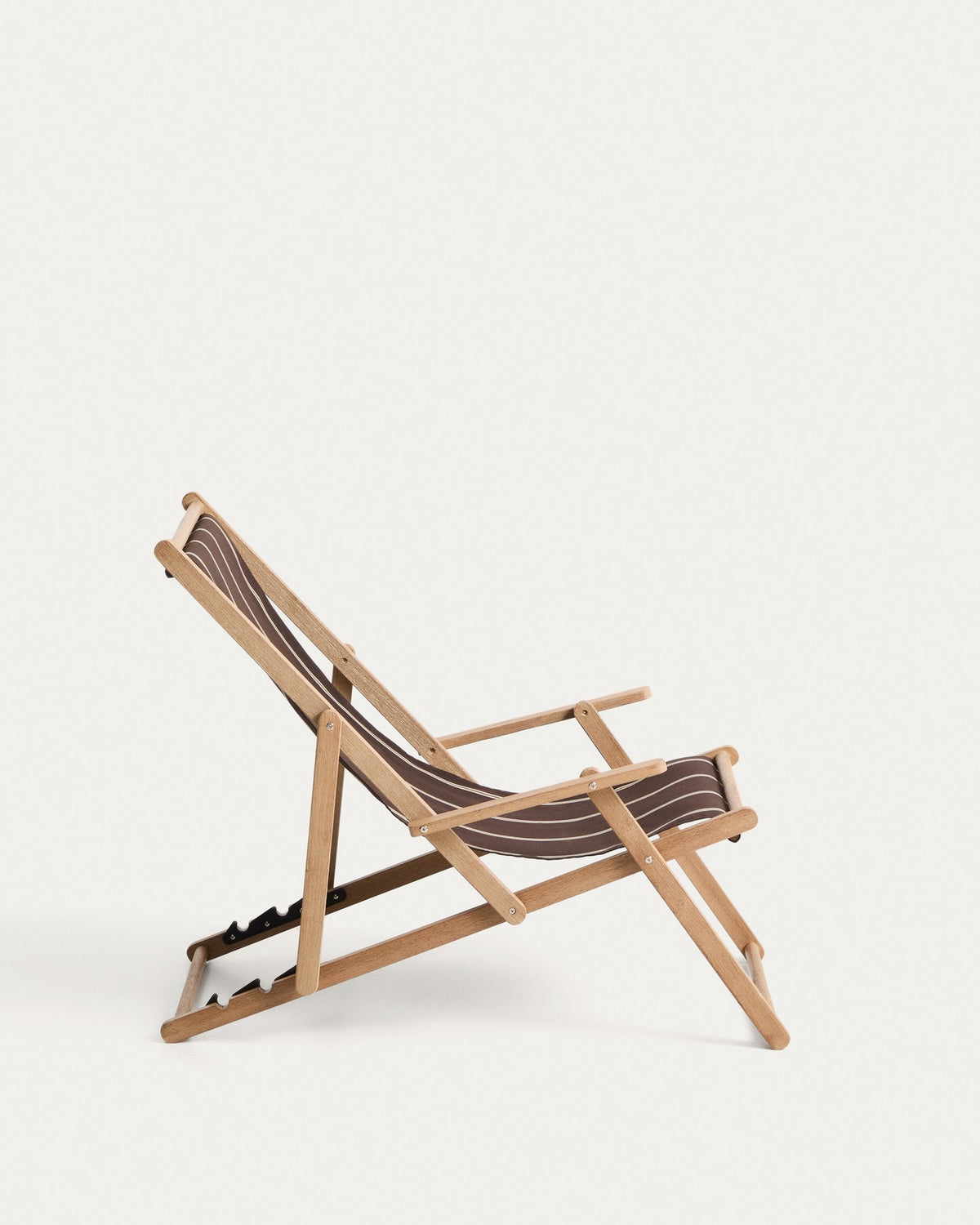 Braun-beige gestreifter Liegestuhl aus massivem Akazienholz mit klappbarem Gestell, Armlehnen und Stoffbespannung im Outdoor-Bereich.