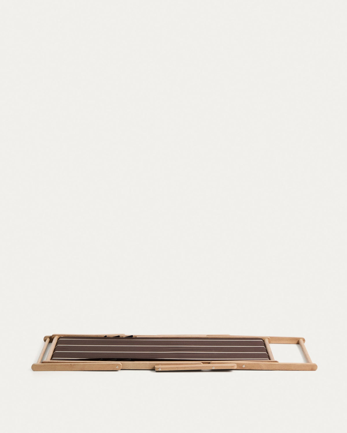 Braun-beige gestreifter Liegestuhl aus massivem Akazienholz mit klappbarem Gestell, Armlehnen und Stoffbespannung im Outdoor-Bereich.