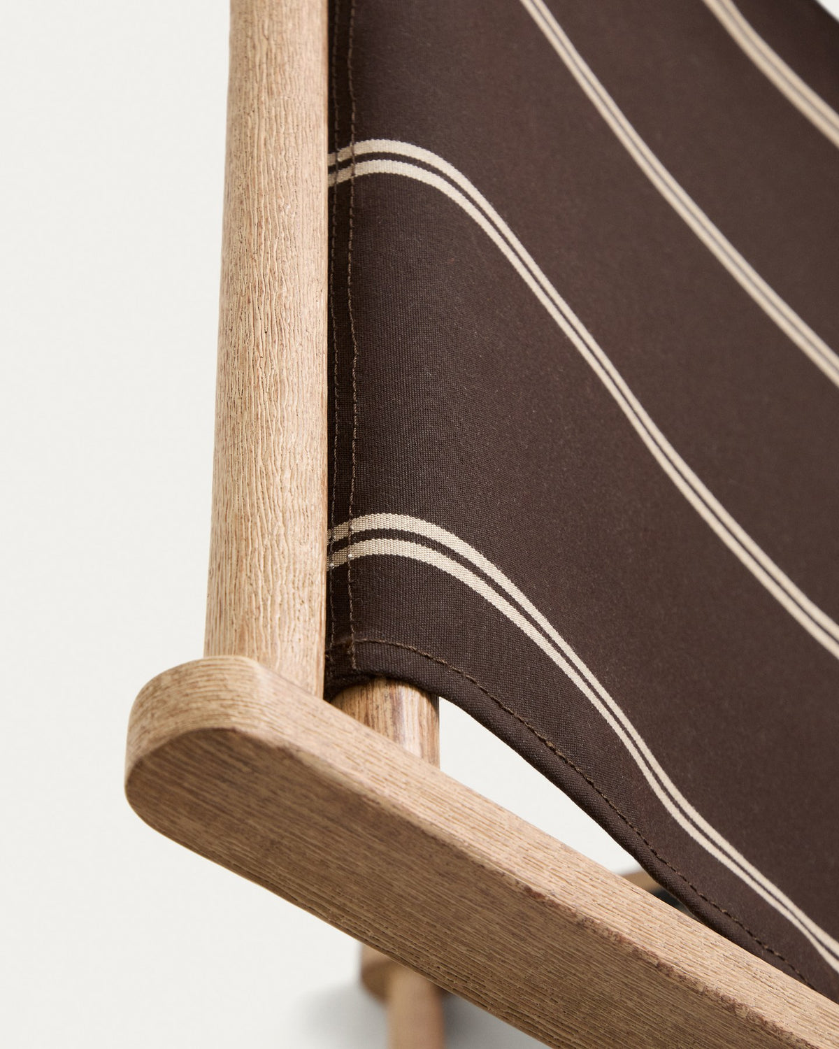 Braun-beige gestreifter Liegestuhl aus massivem Akazienholz mit klappbarem Gestell, Armlehnen und Stoffbespannung im Outdoor-Bereich.