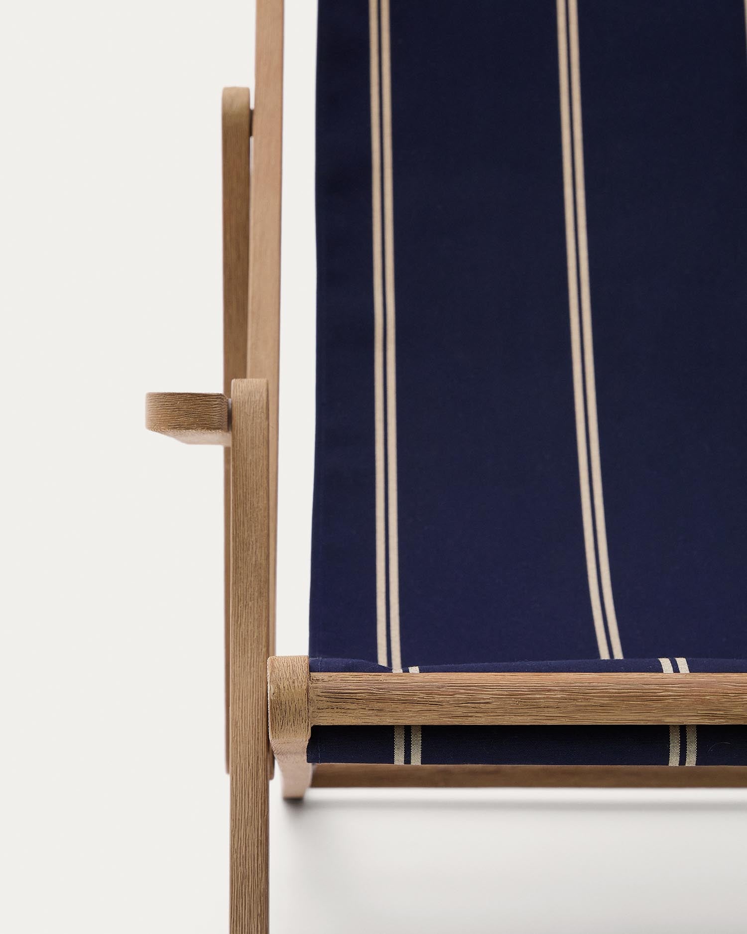 Blau-beige gestreifter klappbarer Outdoor-Liegestuhl Vilara aus massivem Akazienholz, FSC 100% in Dunkelblau präsentiert im Onlineshop von KAQTU Design AG. Liegestuhl ist von Kave Home
