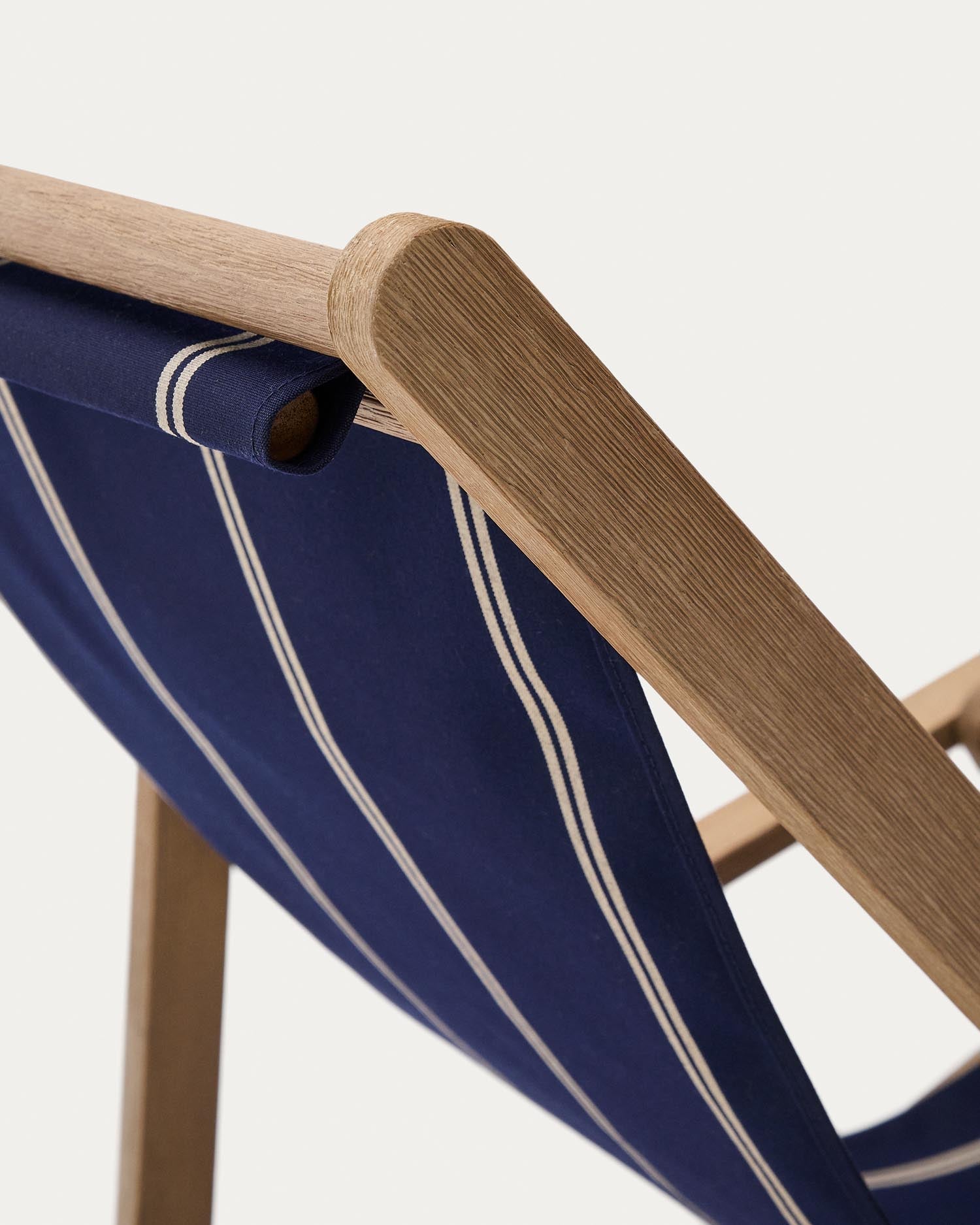 Blau-beige gestreifter klappbarer Outdoor-Liegestuhl Vilara aus massivem Akazienholz, FSC 100% in Dunkelblau präsentiert im Onlineshop von KAQTU Design AG. Liegestuhl ist von Kave Home