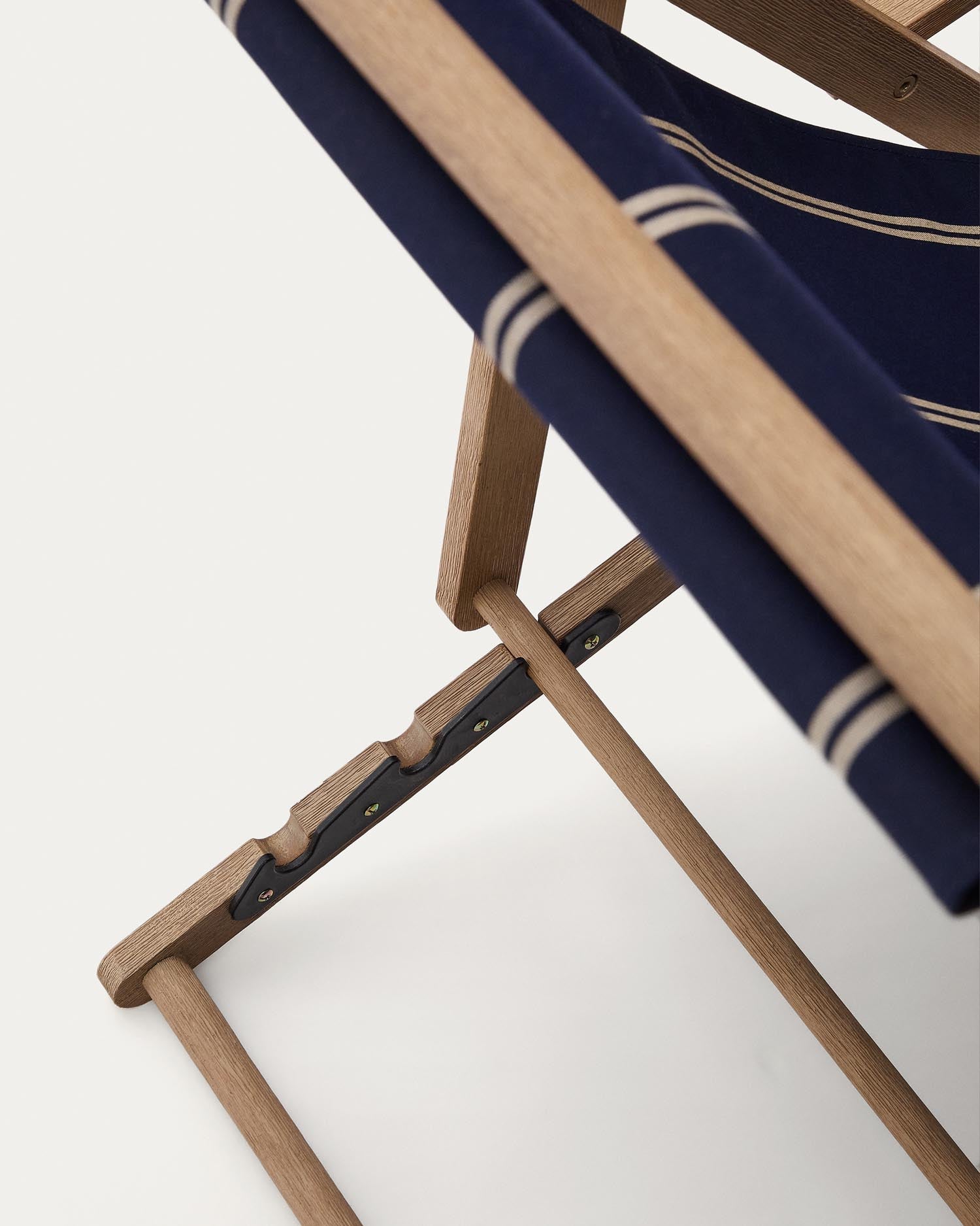 Blau-beige gestreifter klappbarer Outdoor-Liegestuhl Vilara aus massivem Akazienholz, FSC 100% in Dunkelblau präsentiert im Onlineshop von KAQTU Design AG. Liegestuhl ist von Kave Home