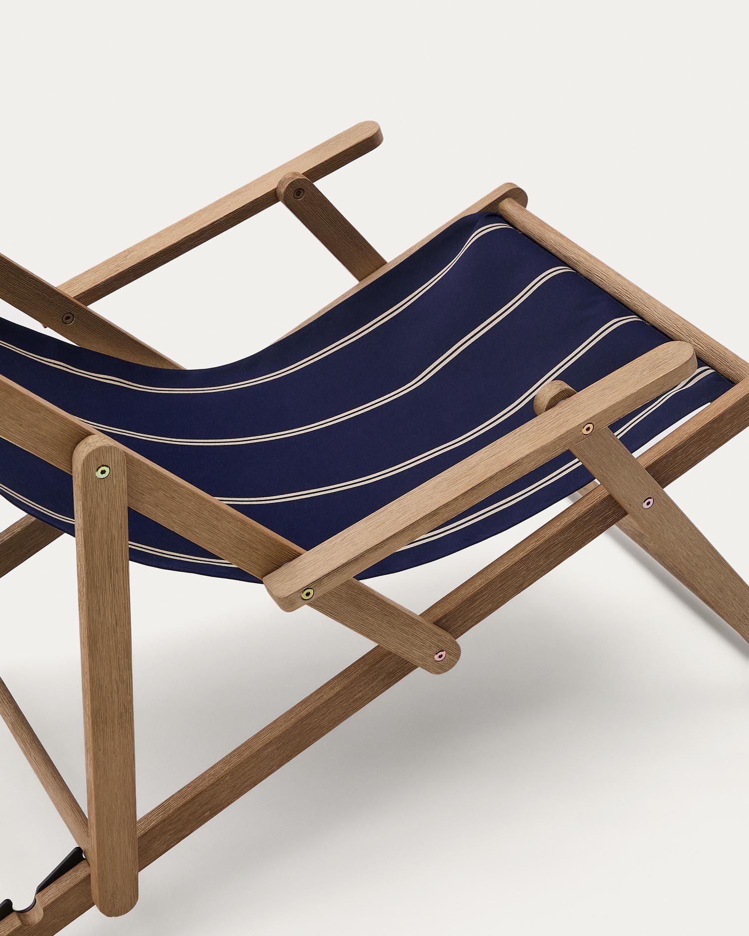 Blau-beige gestreifter klappbarer Outdoor-Liegestuhl Vilara aus massivem Akazienholz, FSC 100% in Dunkelblau präsentiert im Onlineshop von KAQTU Design AG. Liegestuhl ist von Kave Home
