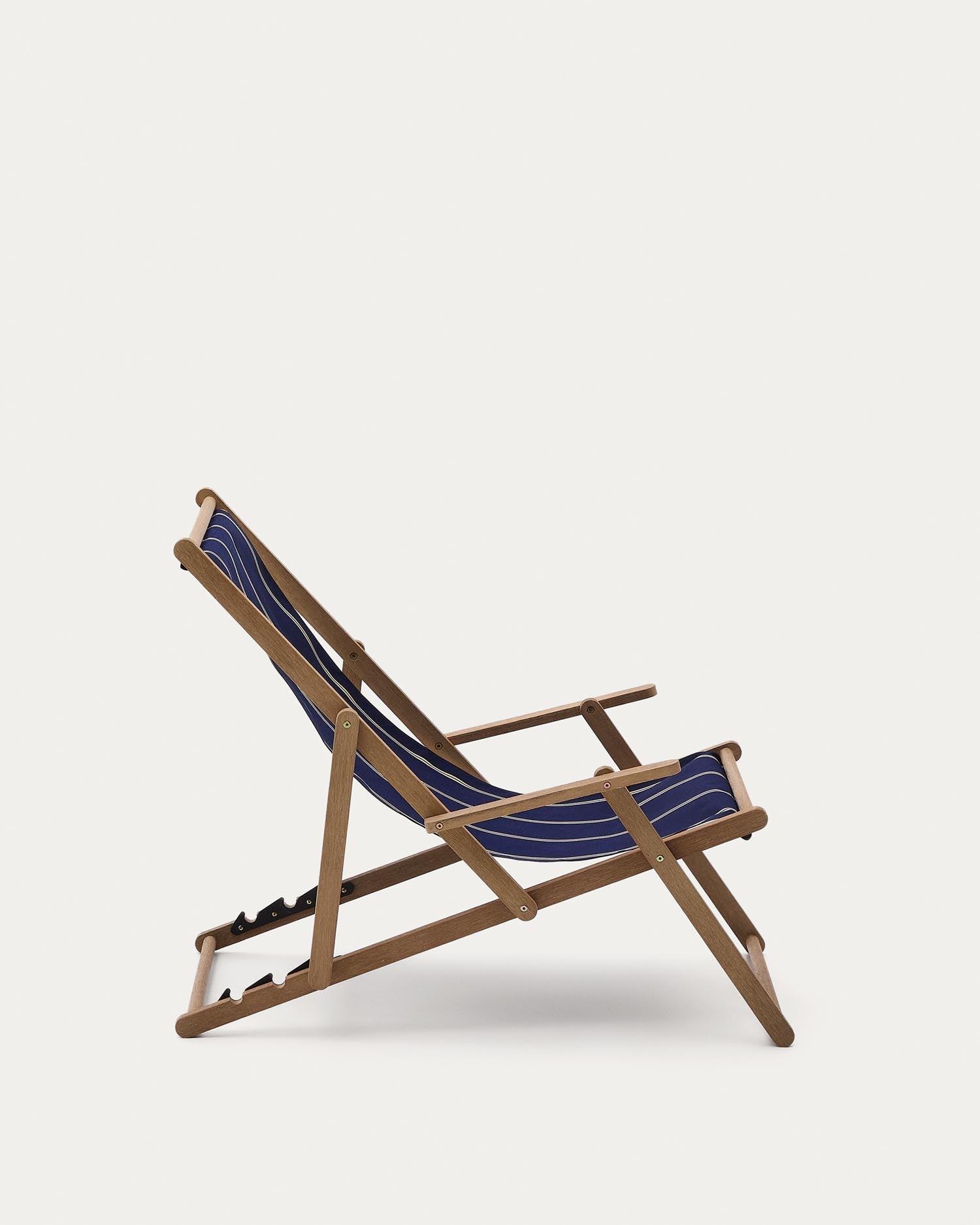 Blau-beige gestreifter klappbarer Outdoor-Liegestuhl Vilara aus massivem Akazienholz, FSC 100% in Dunkelblau präsentiert im Onlineshop von KAQTU Design AG. Liegestuhl ist von Kave Home