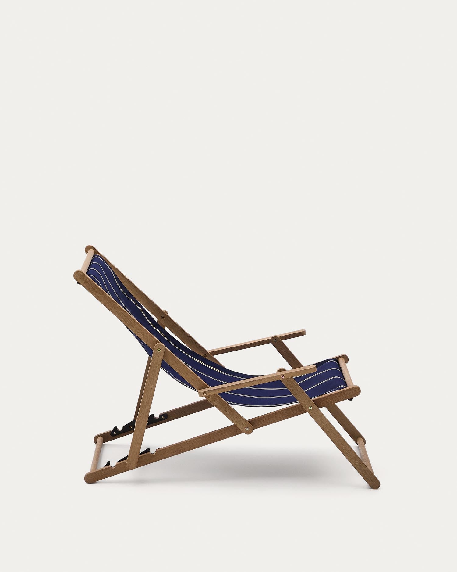 Blau-beige gestreifter klappbarer Outdoor-Liegestuhl Vilara aus massivem Akazienholz, FSC 100% in Dunkelblau präsentiert im Onlineshop von KAQTU Design AG. Liegestuhl ist von Kave Home