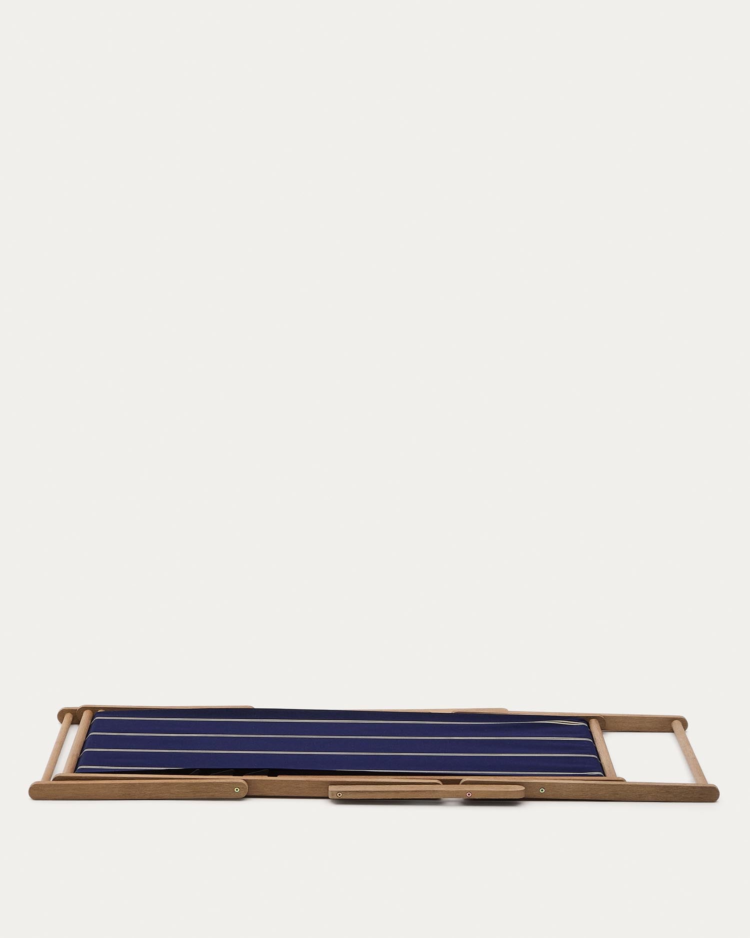 Blau-beige gestreifter klappbarer Outdoor-Liegestuhl Vilara aus massivem Akazienholz, FSC 100% in Dunkelblau präsentiert im Onlineshop von KAQTU Design AG. Liegestuhl ist von Kave Home