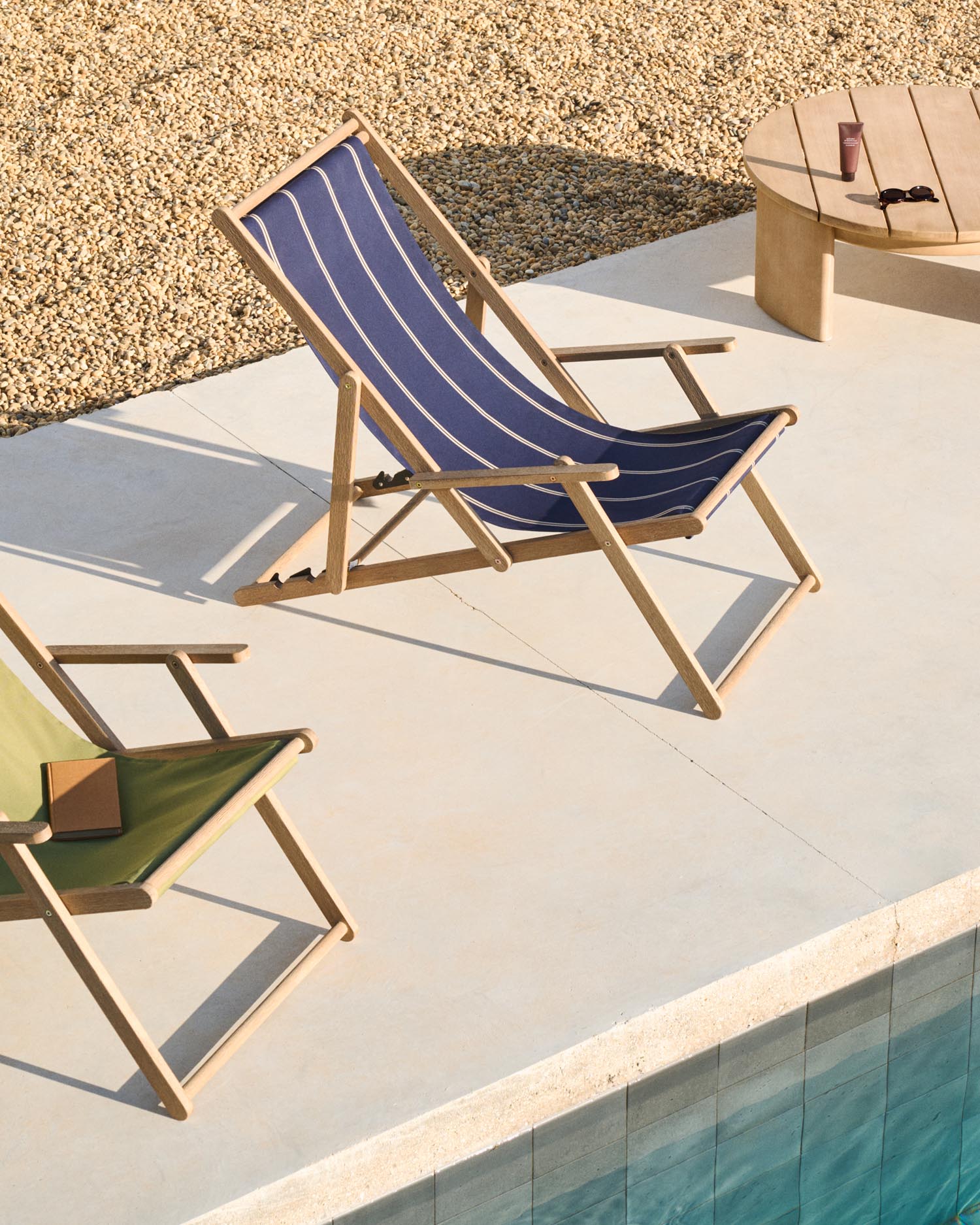 Blau-beige gestreifter klappbarer Outdoor-Liegestuhl Vilara aus massivem Akazienholz, FSC 100% in Dunkelblau präsentiert im Onlineshop von KAQTU Design AG. Liegestuhl ist von Kave Home