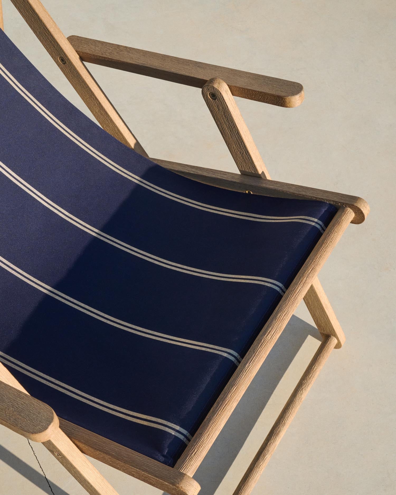 Blau-beige gestreifter klappbarer Outdoor-Liegestuhl Vilara aus massivem Akazienholz, FSC 100% in Dunkelblau präsentiert im Onlineshop von KAQTU Design AG. Liegestuhl ist von Kave Home