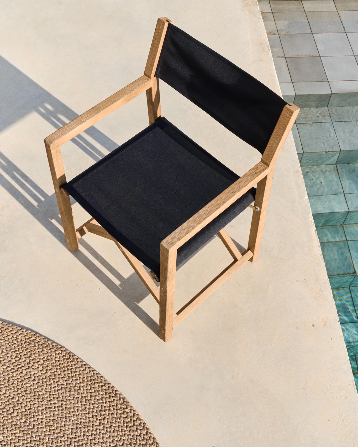Outdoor-Klappstuhl Vilara in Schwarz aus massivem Akazienholz FSC 100% in Schwarz präsentiert im Onlineshop von KAQTU Design AG. Gartenstuhl ist von Kave Home
