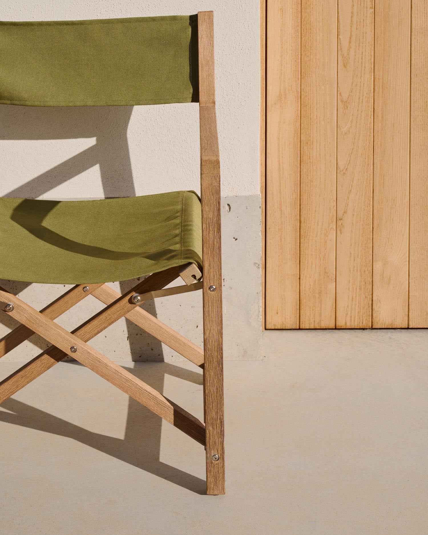 Outdoor-Klappstuhl Vilara in Grün aus massivem Akazienholz FSC 100% in Grün präsentiert im Onlineshop von KAQTU Design AG. Gartenstuhl ist von Kave Home