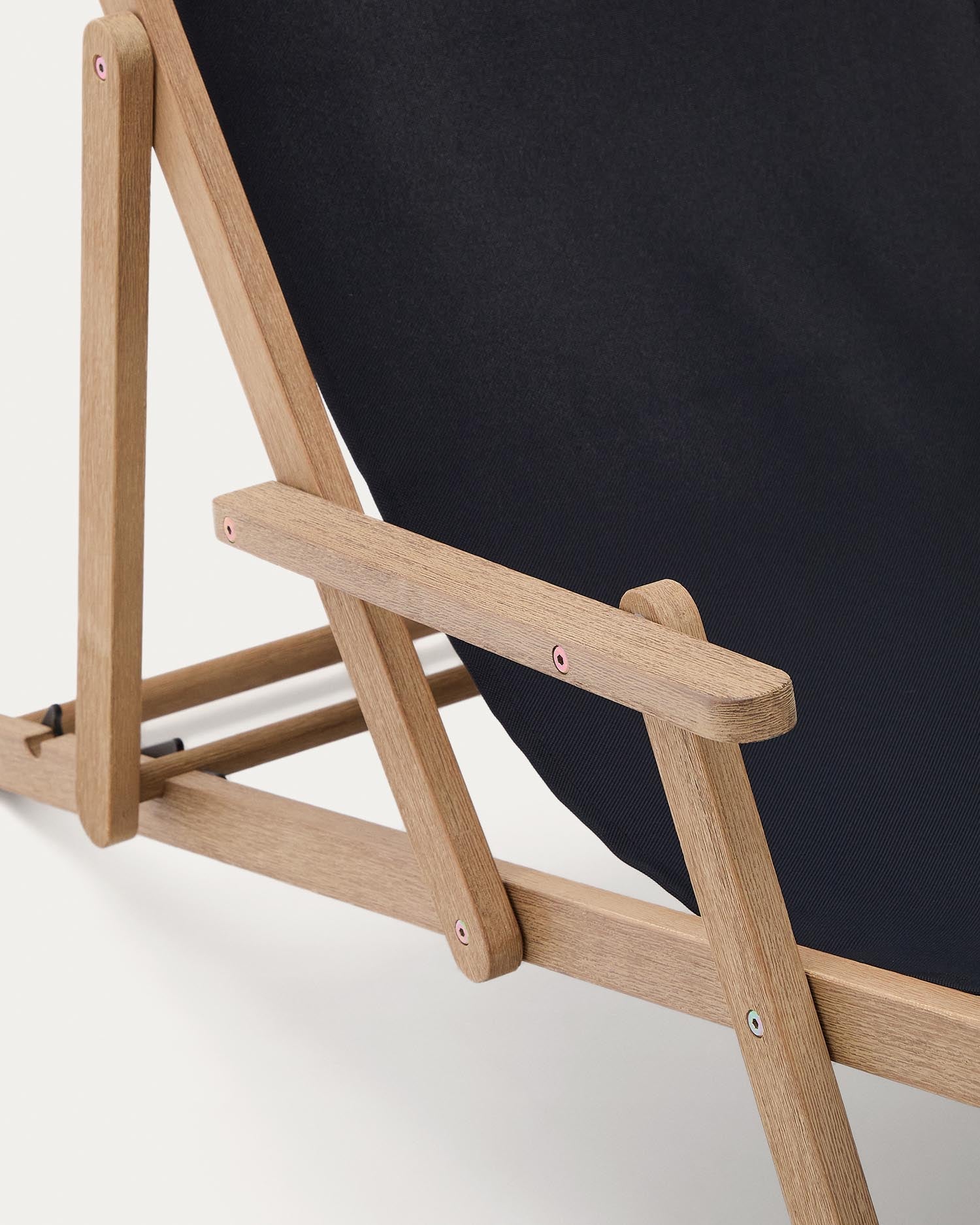 Klappbarer Outdoor-Liegestuhl Vilara in Schwarz aus massivem Akazienholz FSC 100% in Schwarz präsentiert im Onlineshop von KAQTU Design AG. Liegestuhl ist von Kave Home