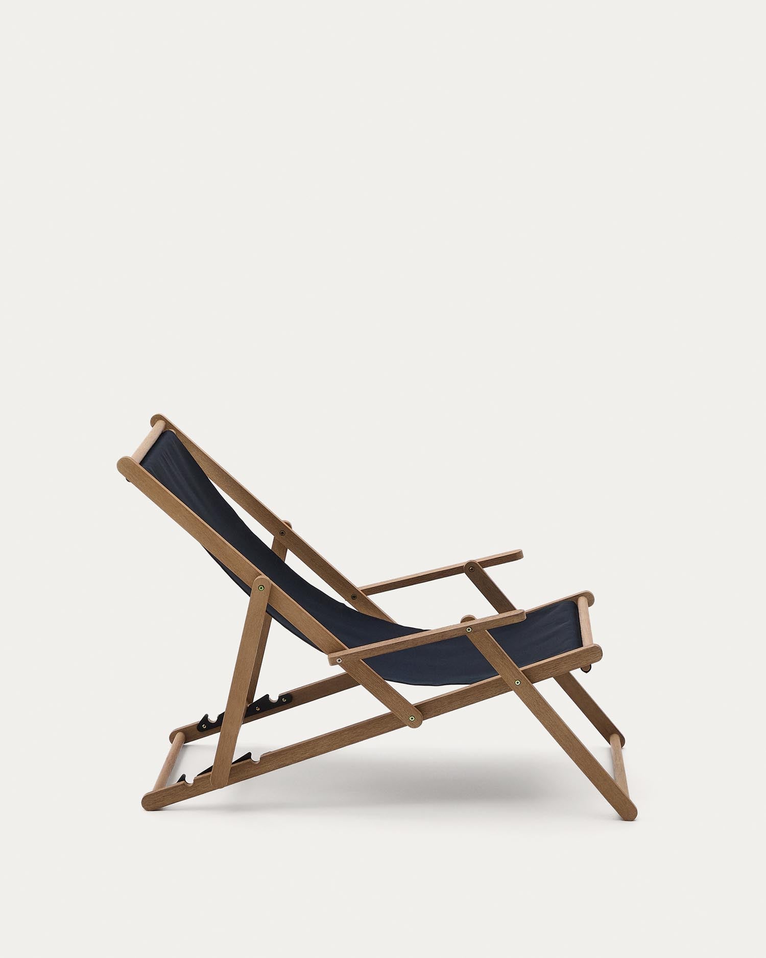 Klappbarer Outdoor-Liegestuhl Vilara in Schwarz aus massivem Akazienholz FSC 100% in Schwarz präsentiert im Onlineshop von KAQTU Design AG. Liegestuhl ist von Kave Home
