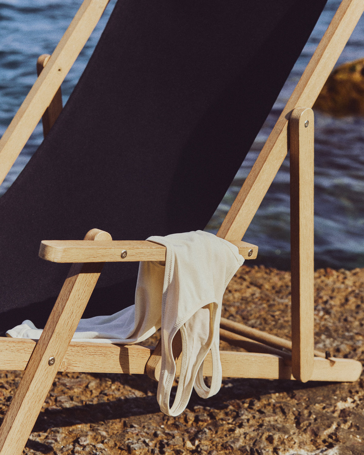 Klappbarer Outdoor-Liegestuhl Vilara in Schwarz aus massivem Akazienholz FSC 100% in Schwarz, Braun präsentiert im Onlineshop von KAQTU Design AG. Liegestuhl ist von Kave Home