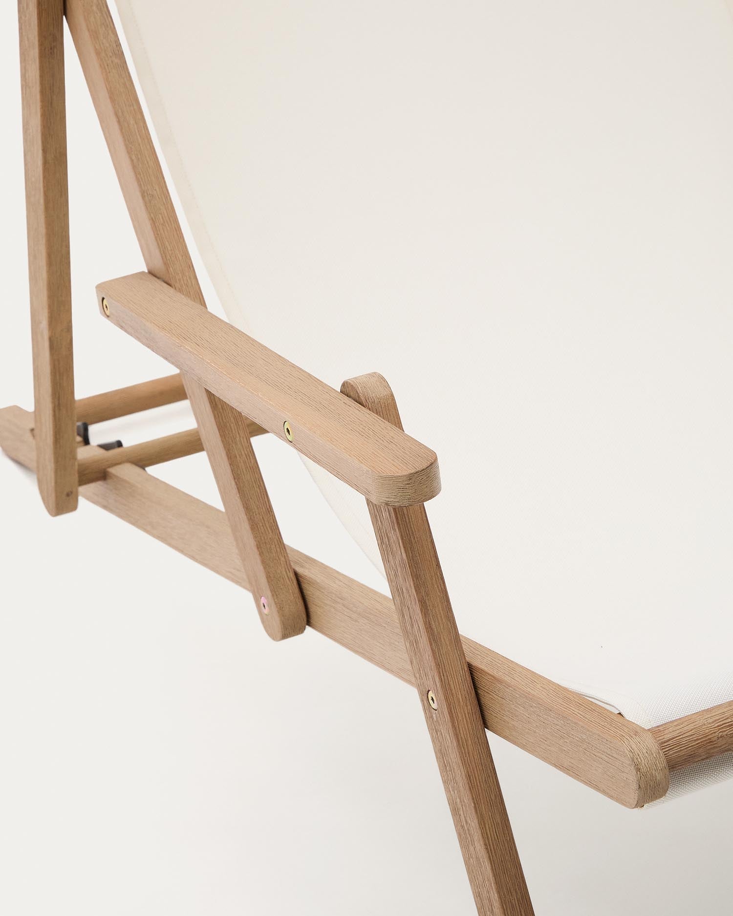 Klappbarer Outdoor-Liegestuhl Vilara in Weiß aus massivem Akazienholz FSC 100% in Weiss präsentiert im Onlineshop von KAQTU Design AG. Liegestuhl ist von Kave Home