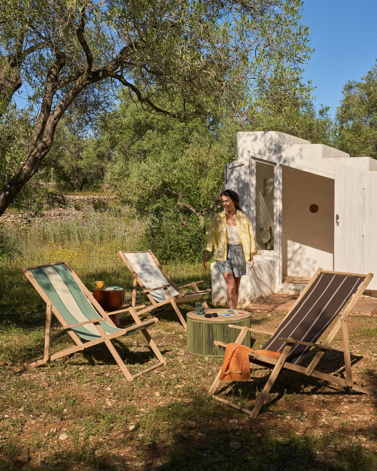 Klappbarer Outdoor-Liegestuhl Vilara in Weiss aus massivem Akazienholz FSC 100% in Weiss, Braun präsentiert im Onlineshop von KAQTU Design AG. Liegestuhl ist von Kave Home