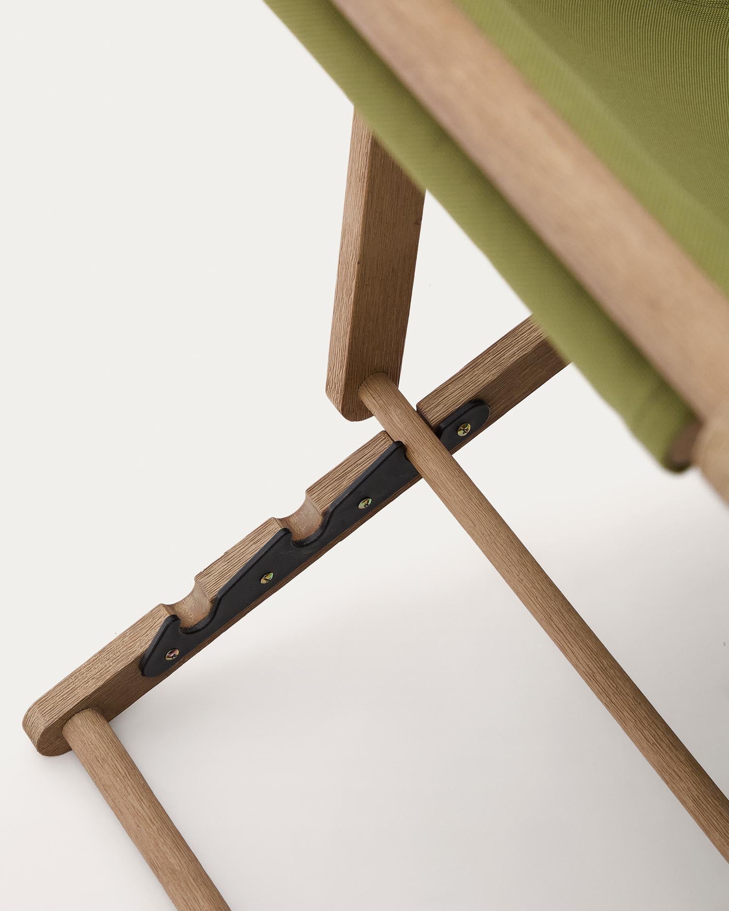 Klappbarer Outdoor-Liegestuhl Vilara in Grün aus massivem Akazienholz FSC 100% in Grün präsentiert im Onlineshop von KAQTU Design AG. Liegestuhl ist von Kave Home