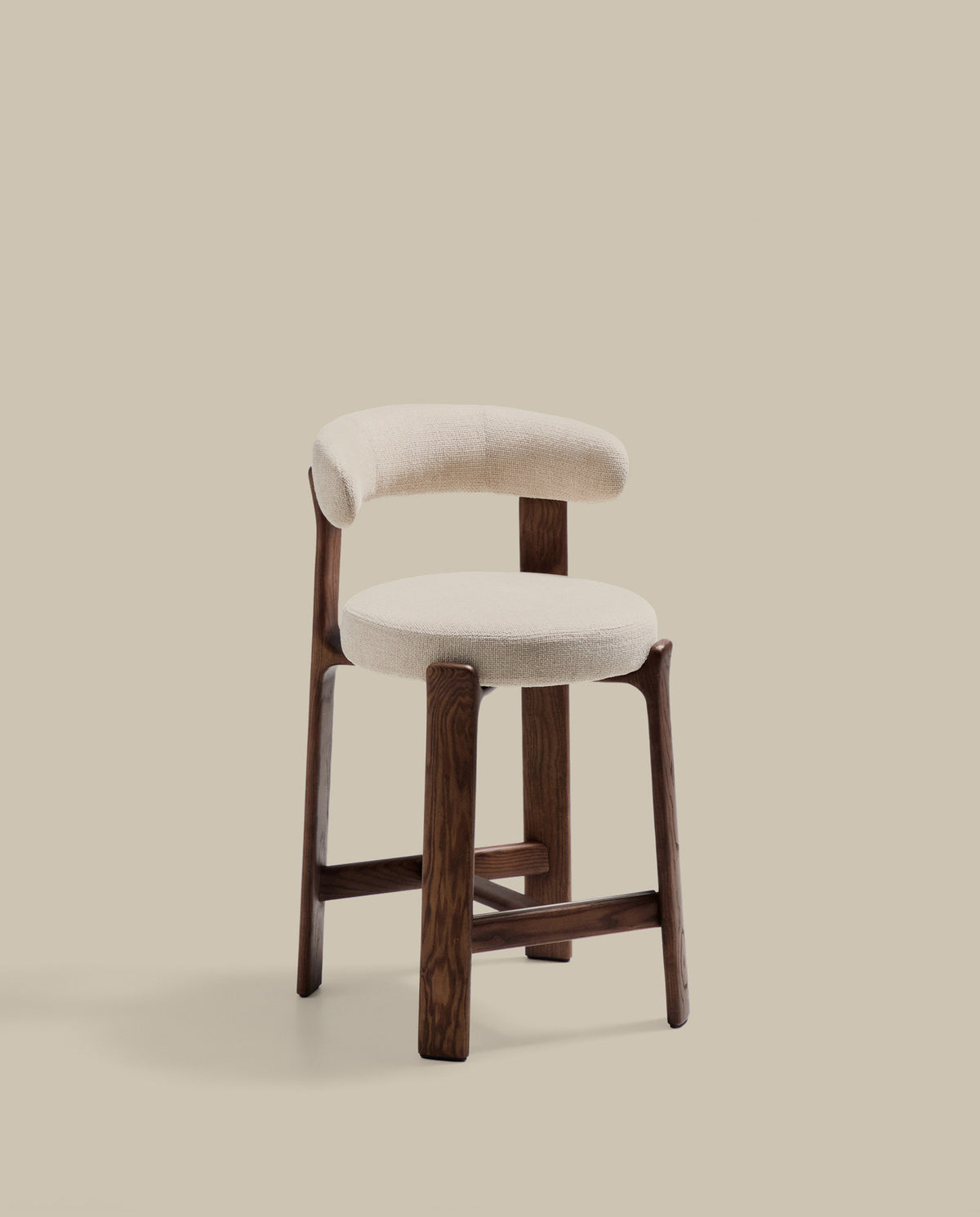 Hocker Granite aus beigefarbener Chenille und massivem Eschenholz mit walnussholzfarbenem Finish, FSC 100%, 65 cm in Beige präsentiert im Onlineshop von KAQTU Design AG. Barstuhl ist von Kave Home