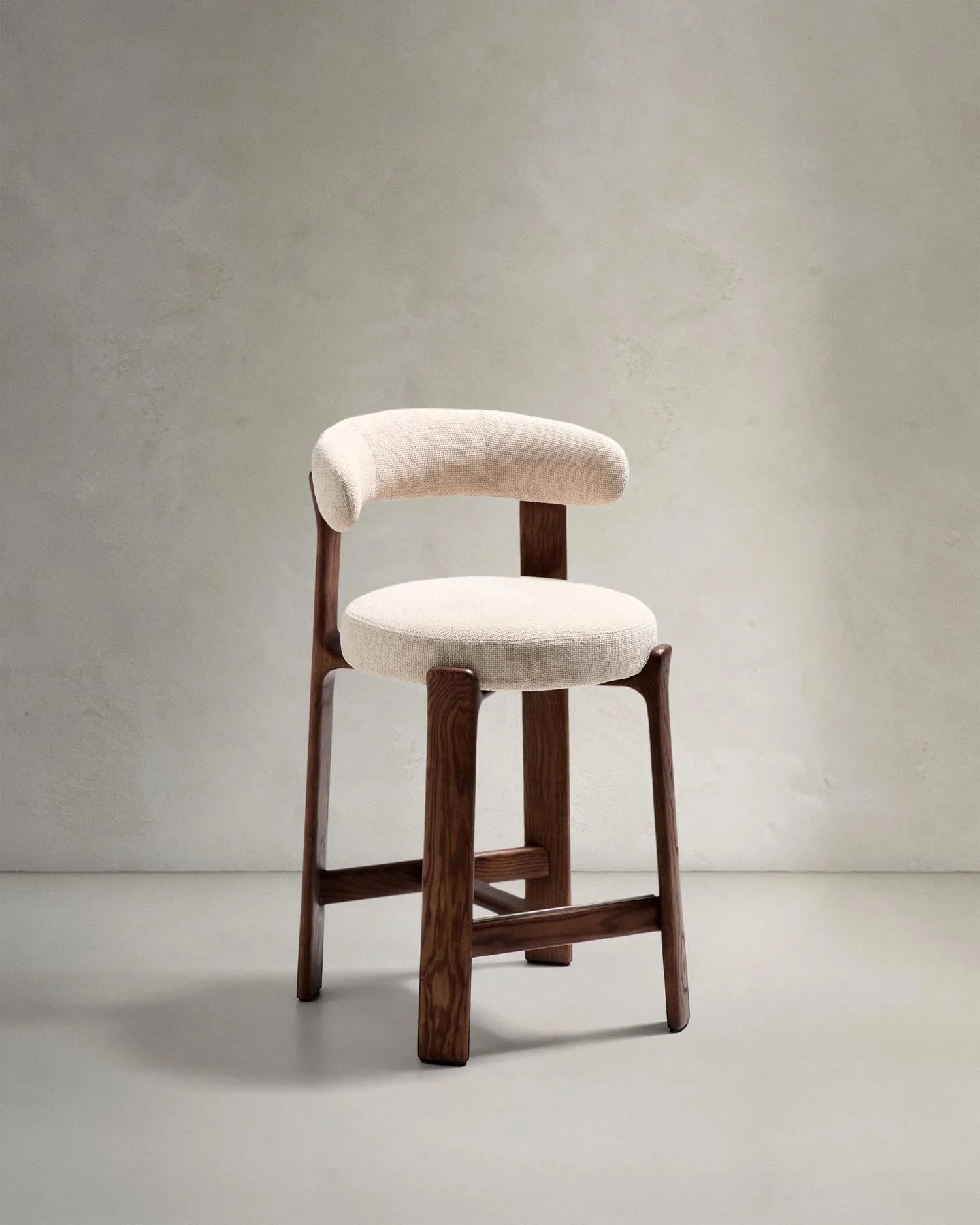 Hocker Granite aus beigefarbener Chenille und massivem Eschenholz mit walnussholzfarbenem Finish, FSC 100%, 65 cm in Beige präsentiert im Onlineshop von KAQTU Design AG. Barstuhl ist von Kave Home