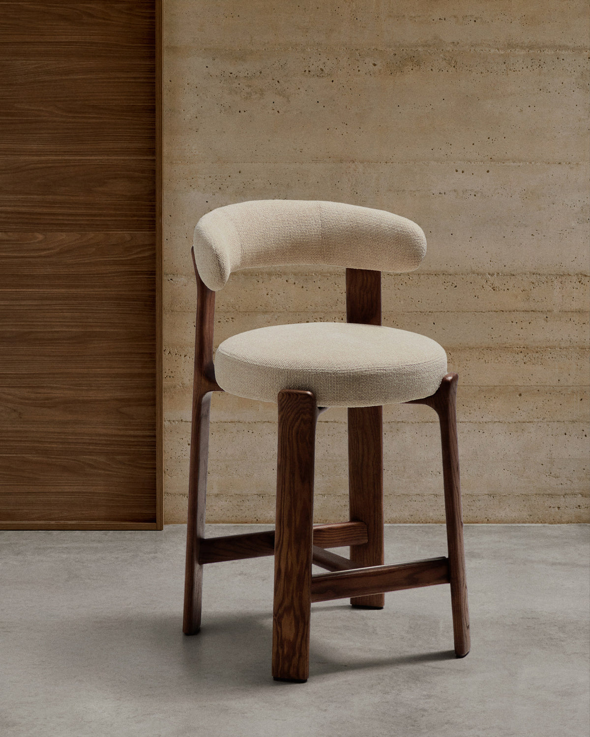 Hocker Granite aus beigefarbener Chenille und massivem Eschenholz mit walnussholzfarbenem Finish, FSC 100%, 65 cm in Beige präsentiert im Onlineshop von KAQTU Design AG. Barstuhl ist von Kave Home