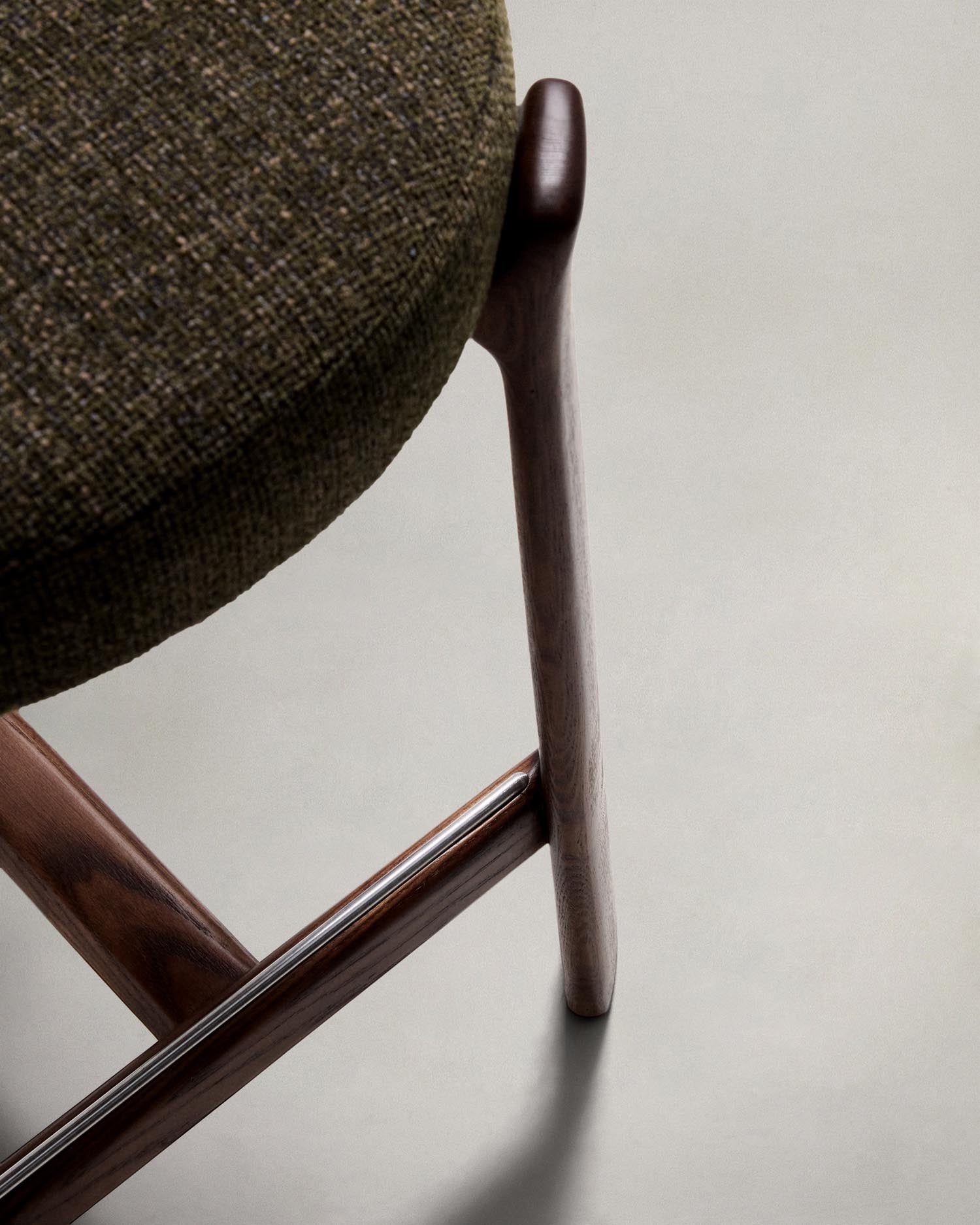 Hocker Granite aus grüner Chenille und massivem Eschenholz mit walnussholzfarbenem Finish, FSC 100%, 65 cm in Grün präsentiert im Onlineshop von KAQTU Design AG. Barstuhl ist von Kave Home