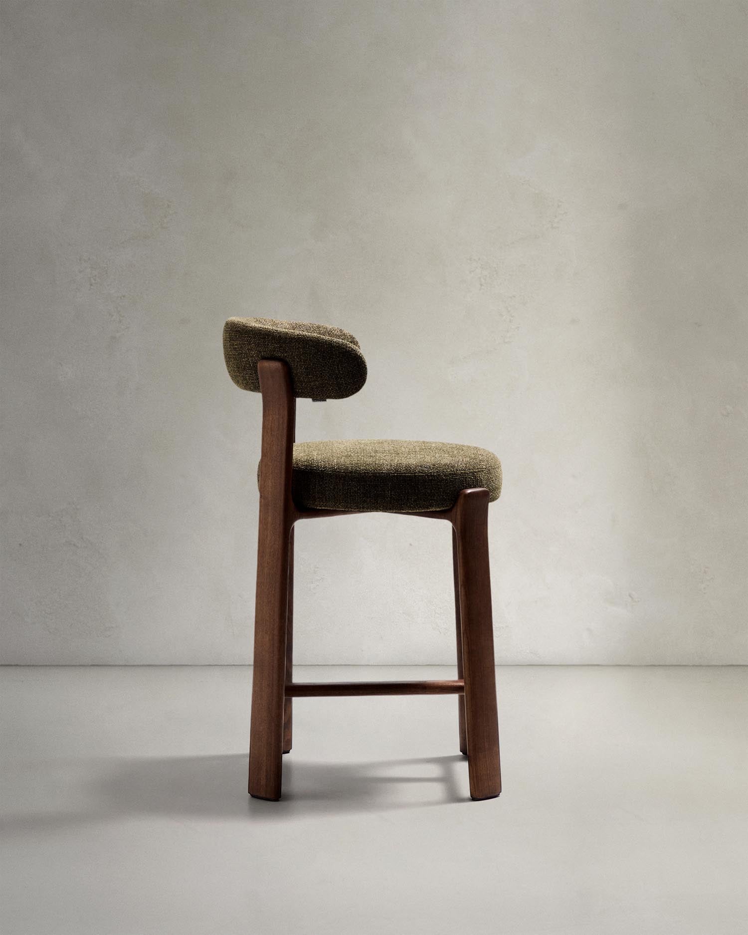 Hocker Granite aus grüner Chenille und massivem Eschenholz mit walnussholzfarbenem Finish, FSC 100%, 65 cm in Grün präsentiert im Onlineshop von KAQTU Design AG. Barstuhl ist von Kave Home