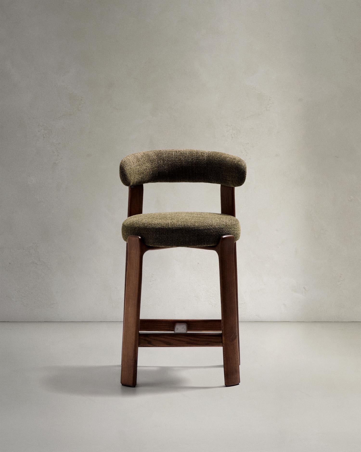 Hocker Granite aus grüner Chenille und massivem Eschenholz mit walnussholzfarbenem Finish, FSC 100%, 65 cm in Grün präsentiert im Onlineshop von KAQTU Design AG. Barstuhl ist von Kave Home