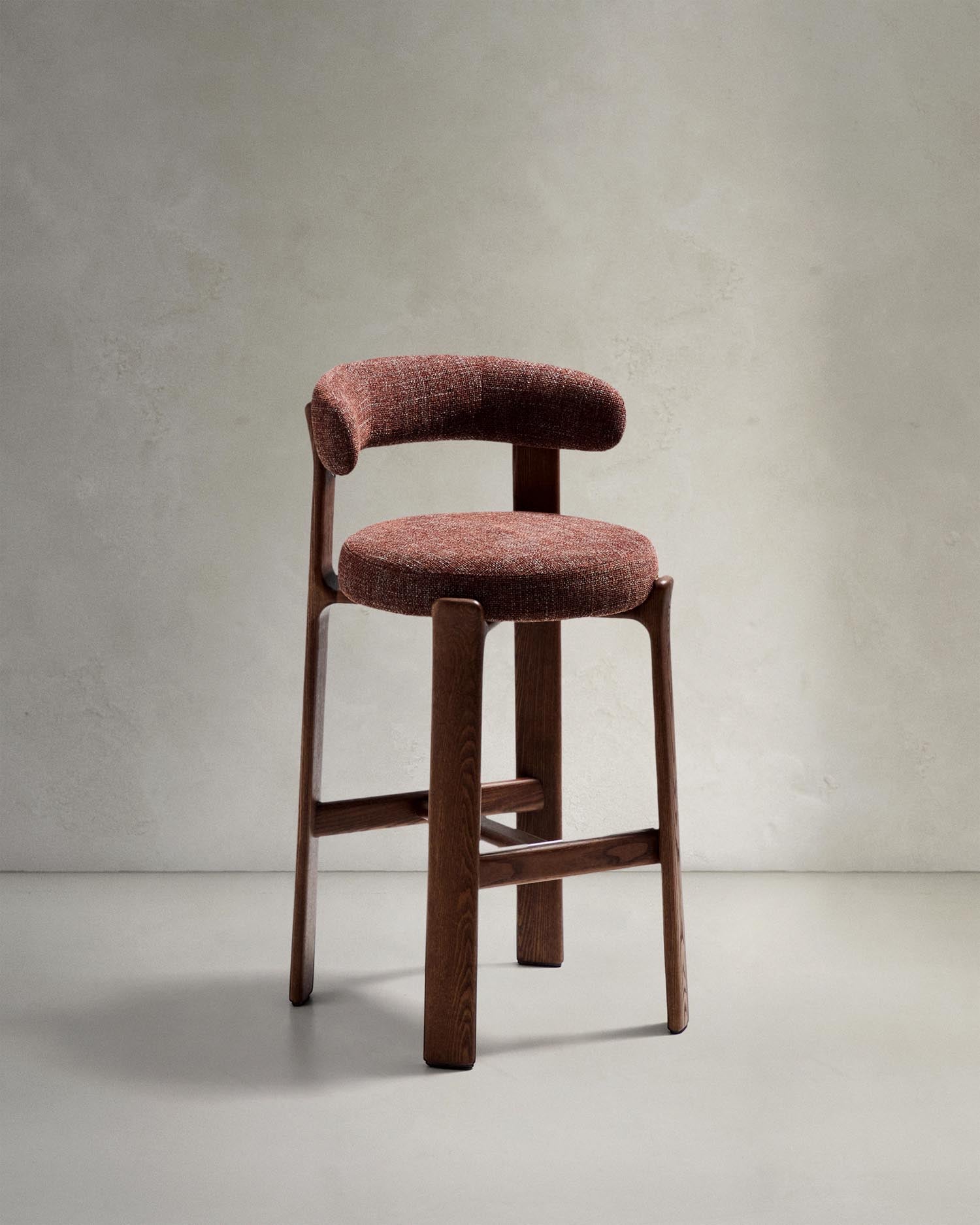 Hocker Granite aus brauner Chenille und massivem Eschenholz mit walnussholzfarbenem Finish, FSC 100%, 75 cm in Braun präsentiert im Onlineshop von KAQTU Design AG. Barstuhl ist von Kave Home