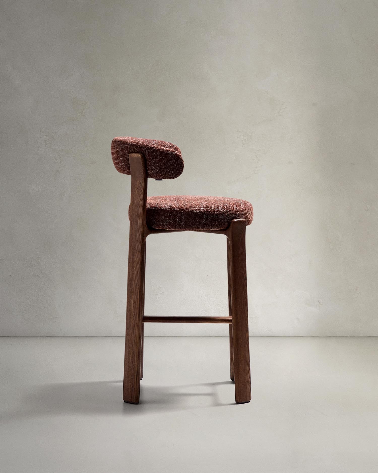 Hocker Granite aus brauner Chenille und massivem Eschenholz mit walnussholzfarbenem Finish, FSC 100%, 75 cm in Braun präsentiert im Onlineshop von KAQTU Design AG. Barstuhl ist von Kave Home