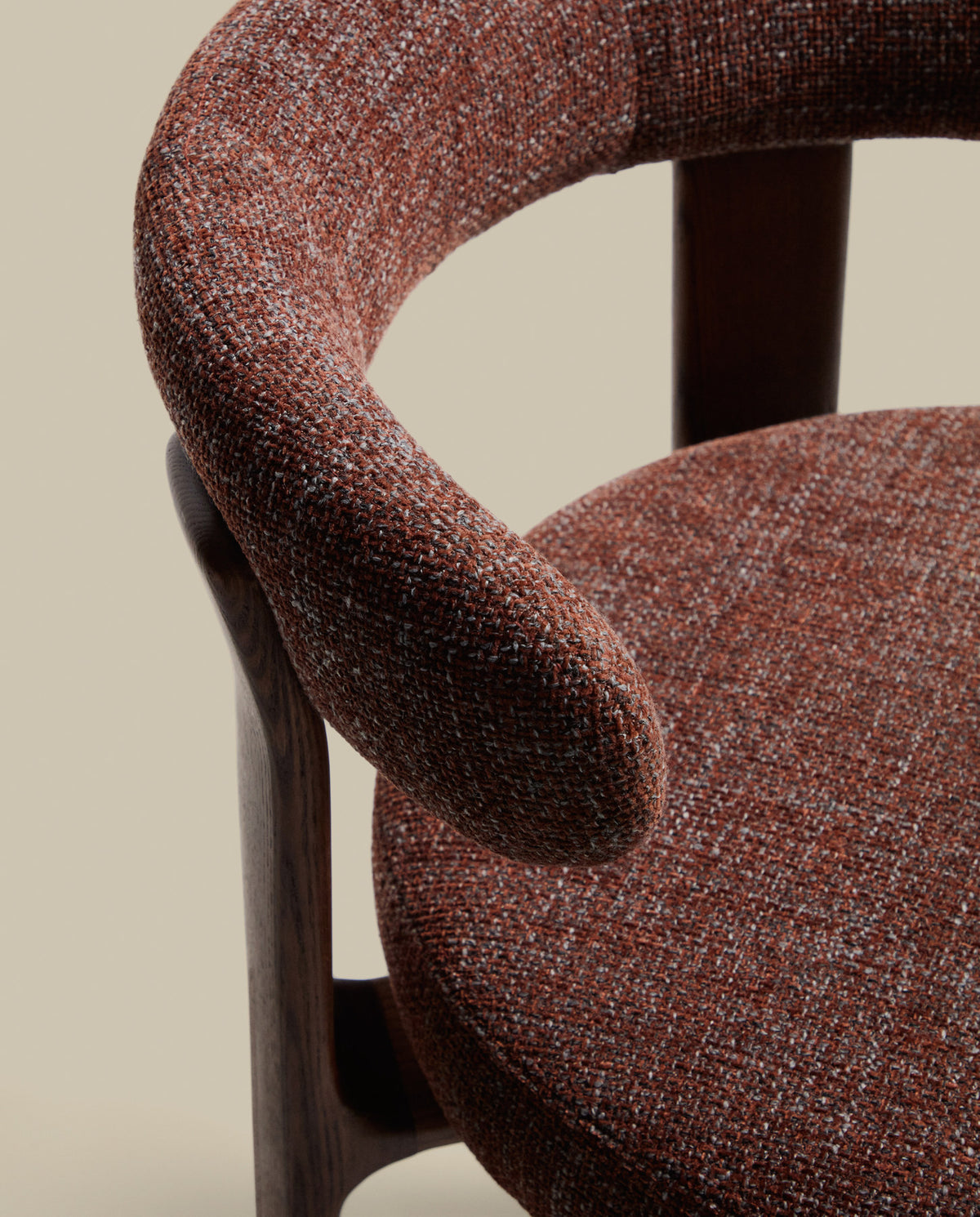 Hocker Granite aus brauner Chenille und massivem Eschenholz mit walnussholzfarbenem Finish, FSC 100%, 75 cm in Braun präsentiert im Onlineshop von KAQTU Design AG. Barstuhl ist von Kave Home