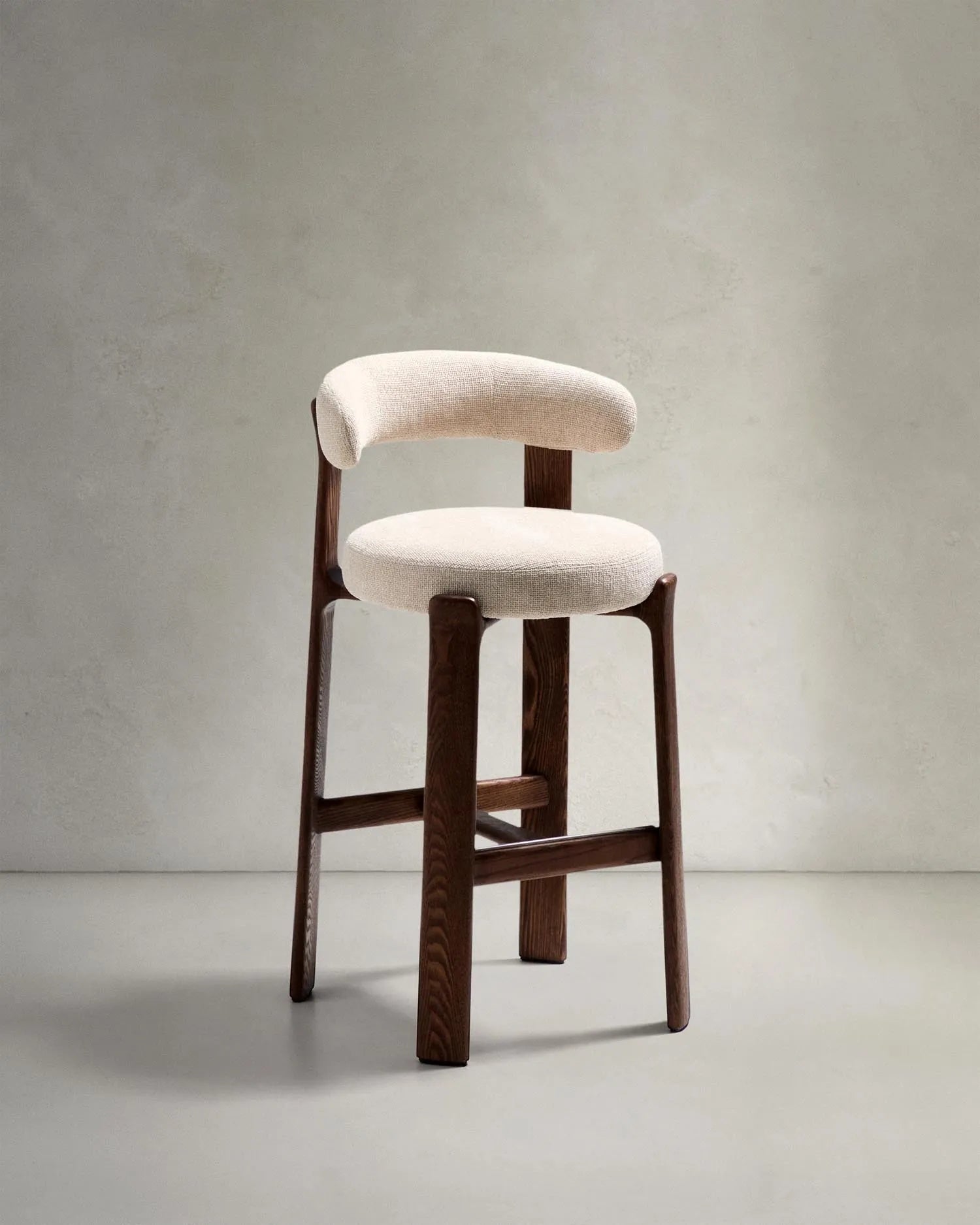 Hocker Granite aus beigefarbener Chenille und massivem Eschenholz mit walnussholzfarbenem Finish, FSC 100%, 75 cm in Beige präsentiert im Onlineshop von KAQTU Design AG. Barstuhl ist von Kave Home