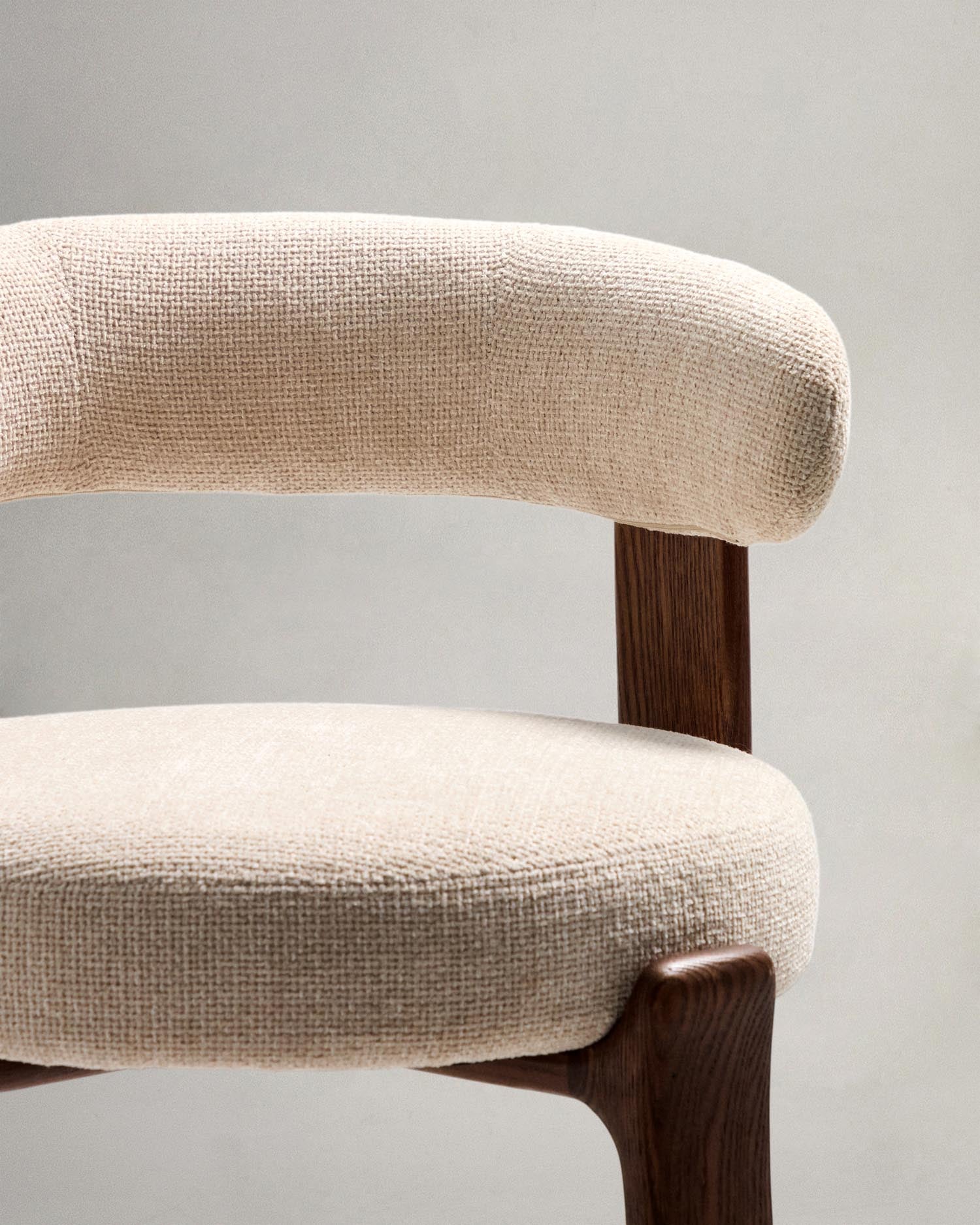 Erleben Sie den Hocker Granite von Kave Home: Beigefarbene Chenille und massives Eschenholz vereinen sich in stilvollem skandinavischen Design.