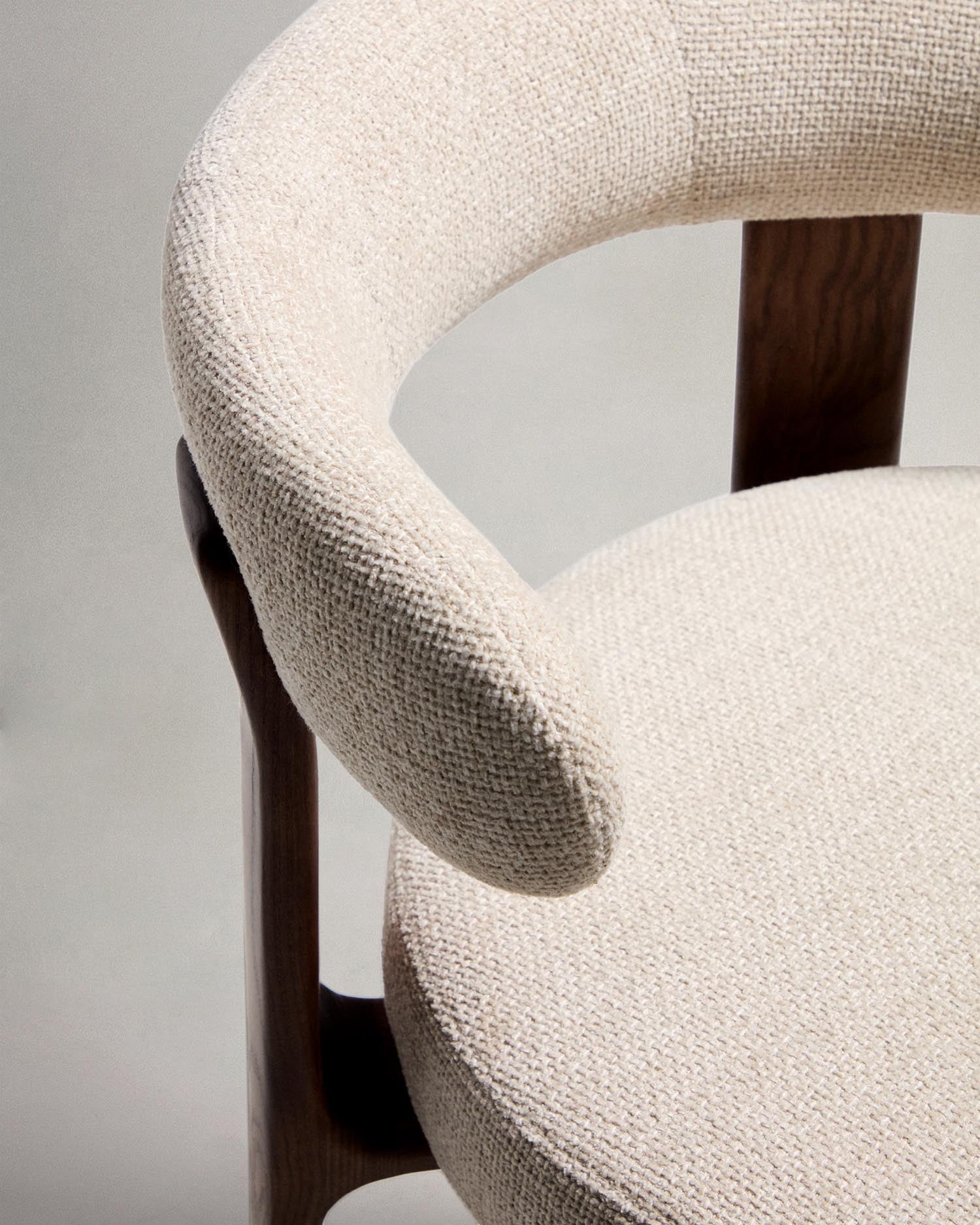 Entdecken Sie den Hocker Granite von Kave Home: Elegante Chenille und robustes Eschenholz in einem zeitlosen skandinavischen Stil.