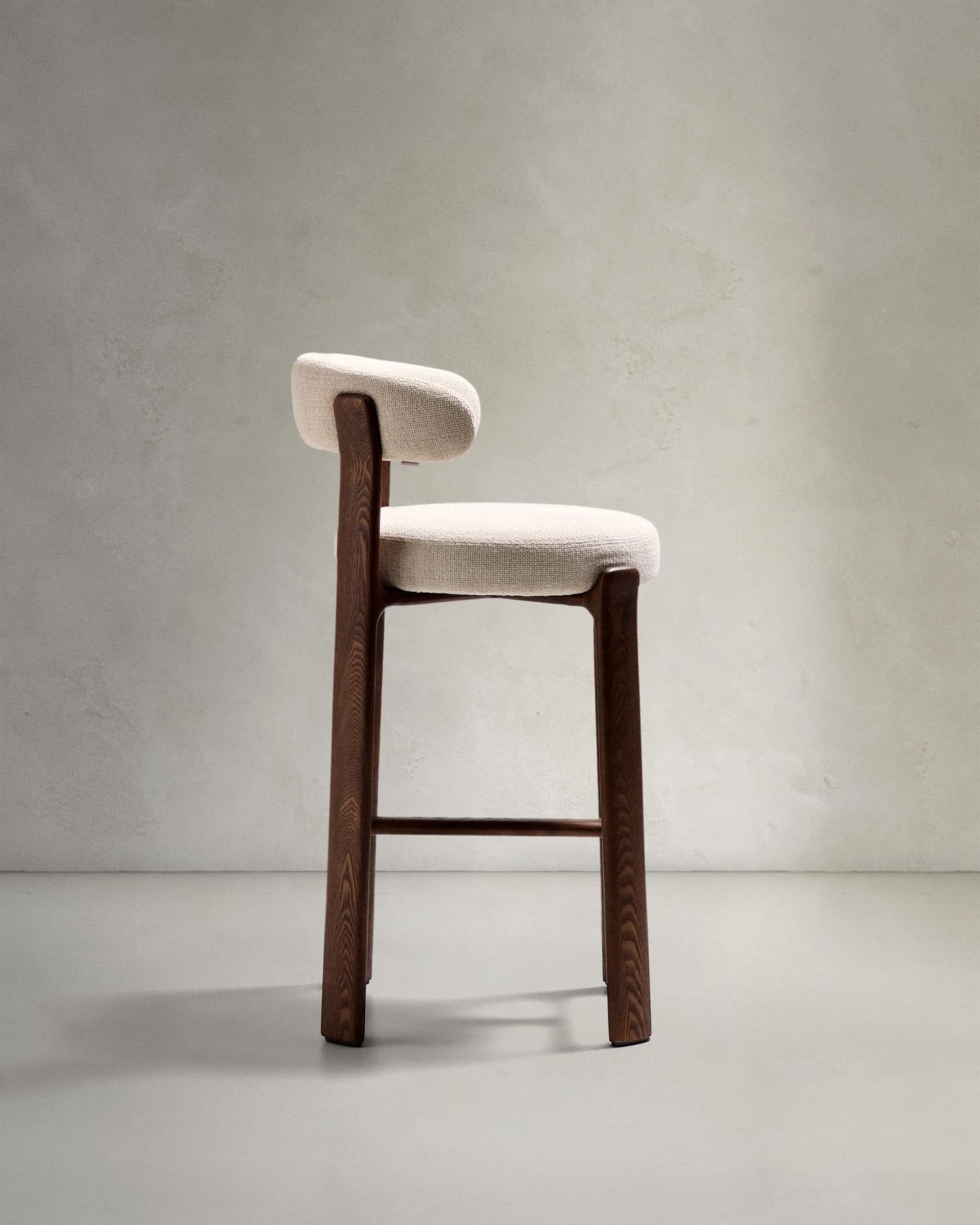 Entdecken Sie den Hocker Granite von Kave Home: Elegante Chenille und robustes Eschenholz vereinen sich in diesem skandinavischen Designhighlight.