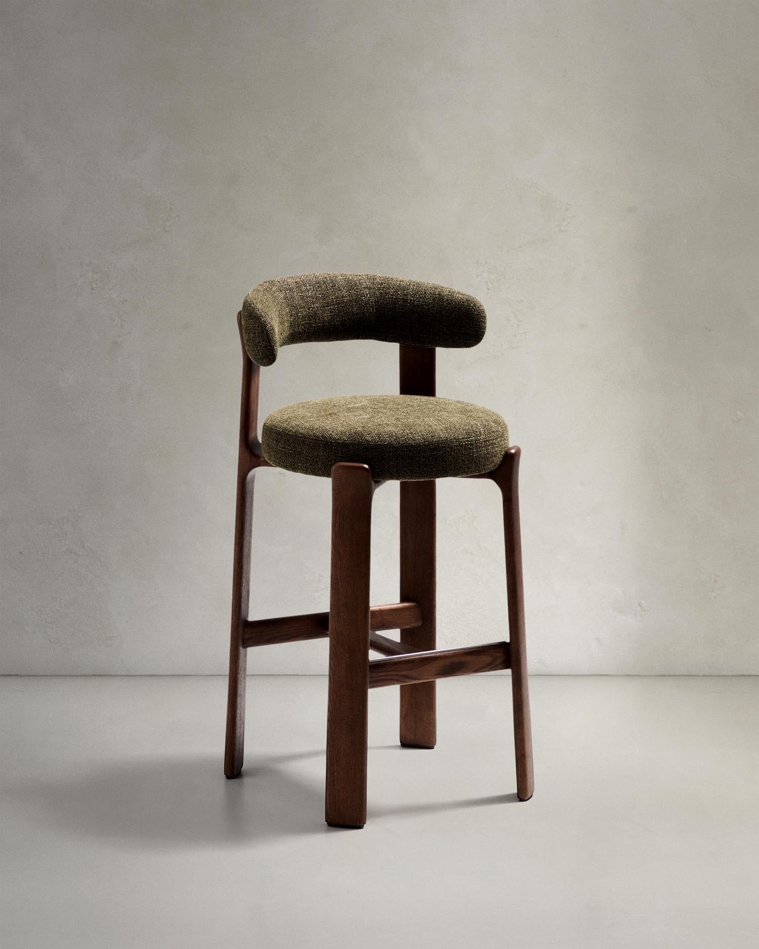 Hocker Granite aus grüner Chenille und massivem Eschenholz mit walnussholzfarbenem Finish, FSC 100%, 75 cm in Grün präsentiert im Onlineshop von KAQTU Design AG. Barstuhl ist von Kave Home